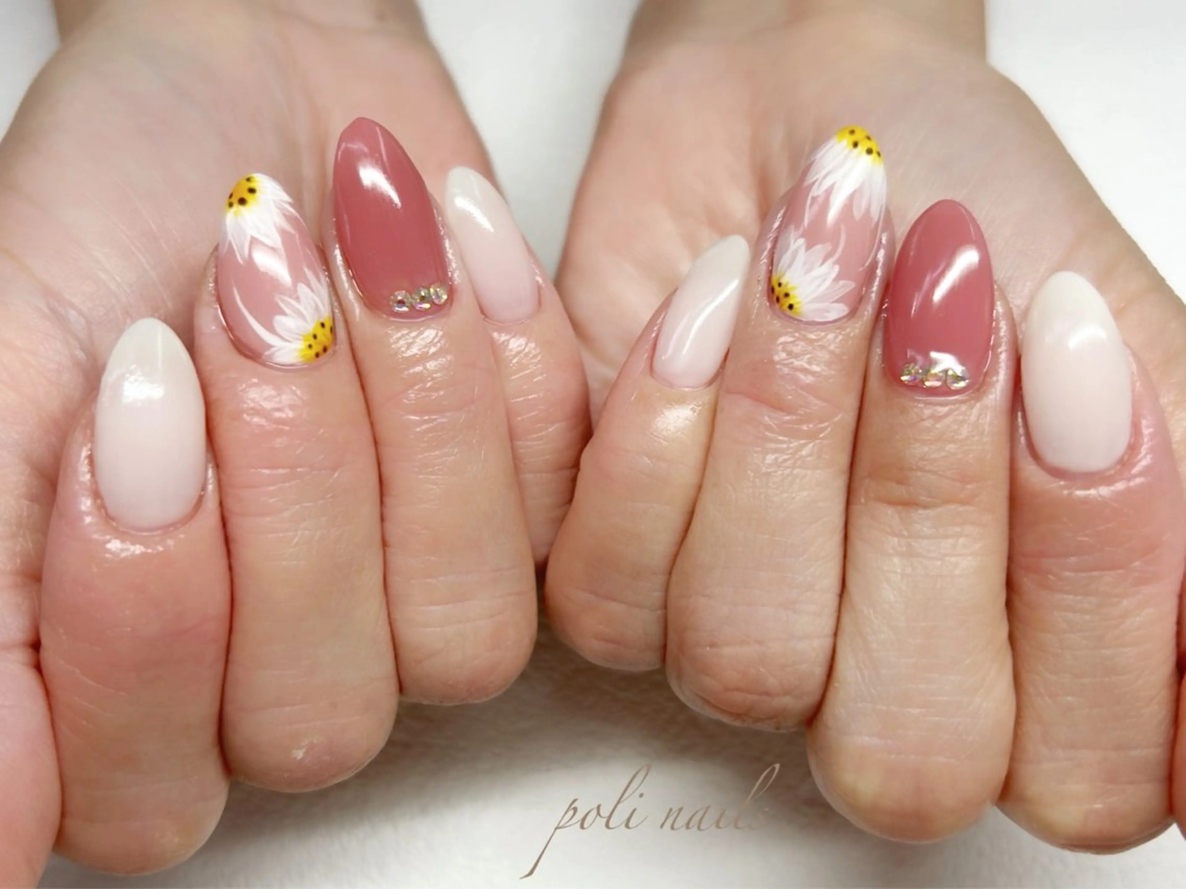 ネイル poli nailsのネイルデザイン