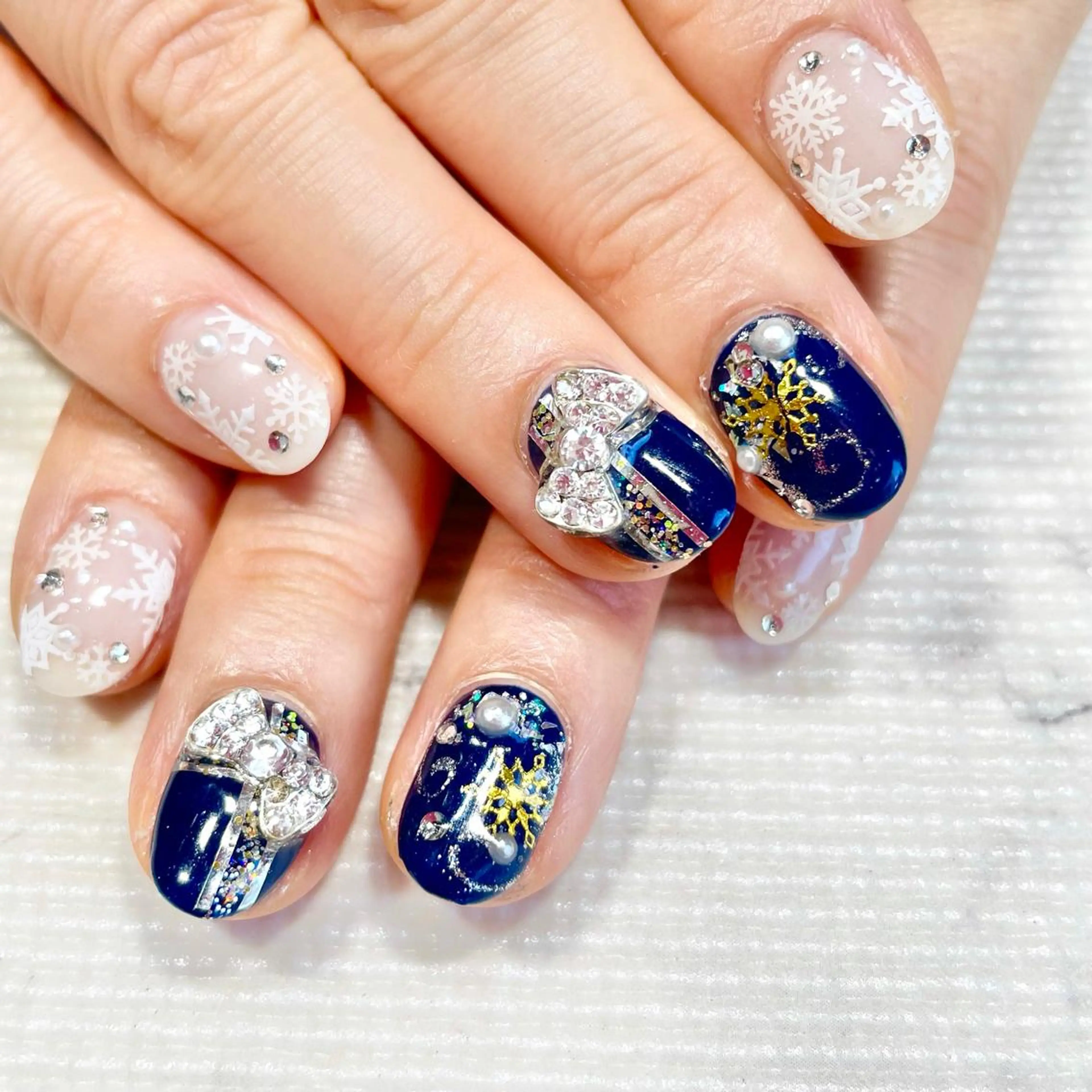 ネイル 持ち込み リボン 冬ネイル クリスマス LoveNaii広島店所属・LoveNail HIROSHIMAのネイルデザイン