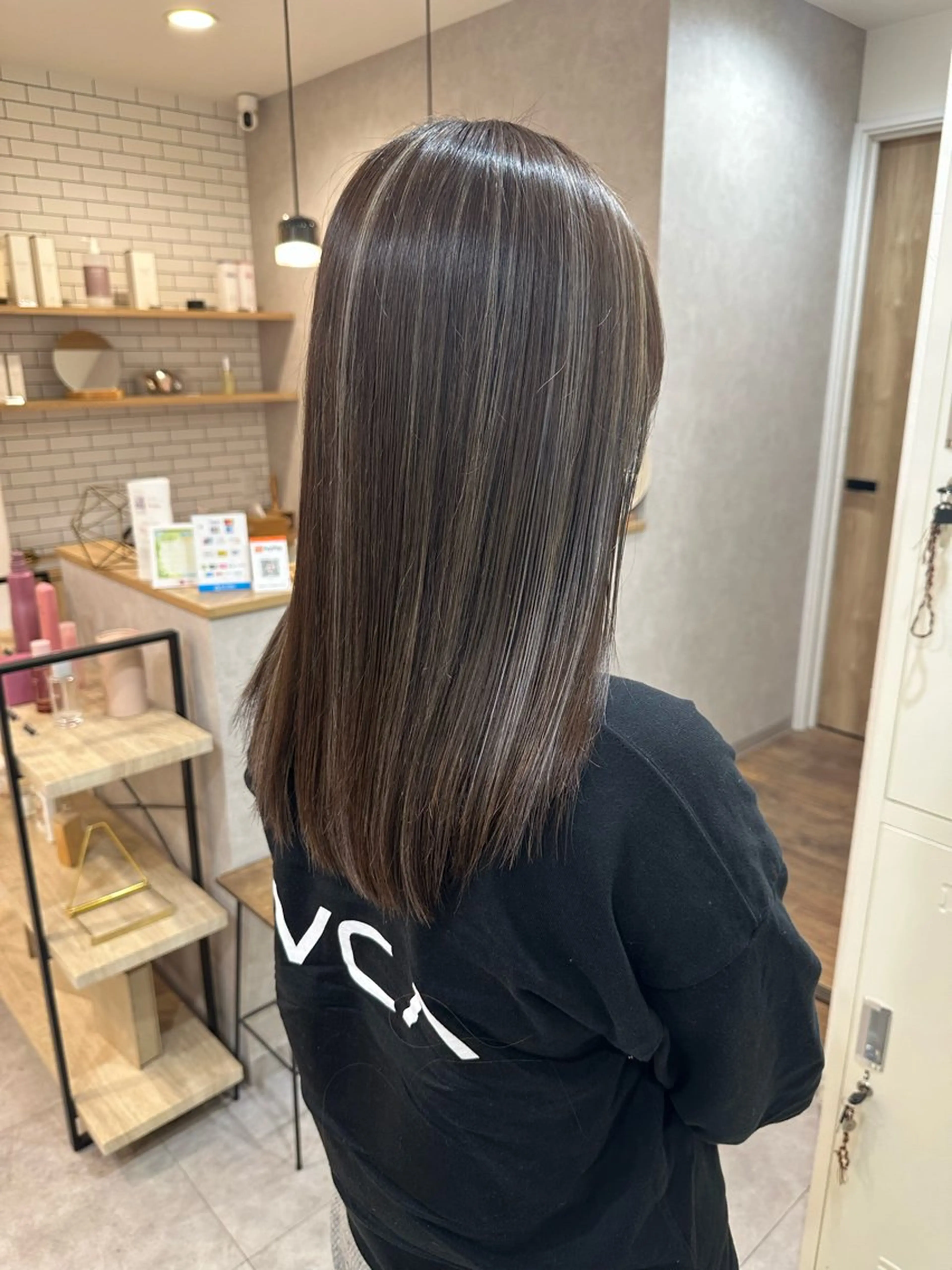 セミロング カラー ハイライトカラー ハイライト カット ヘアカラー 白髪ぼかしハイライト レイヤー川口 元気のヘアスタイル