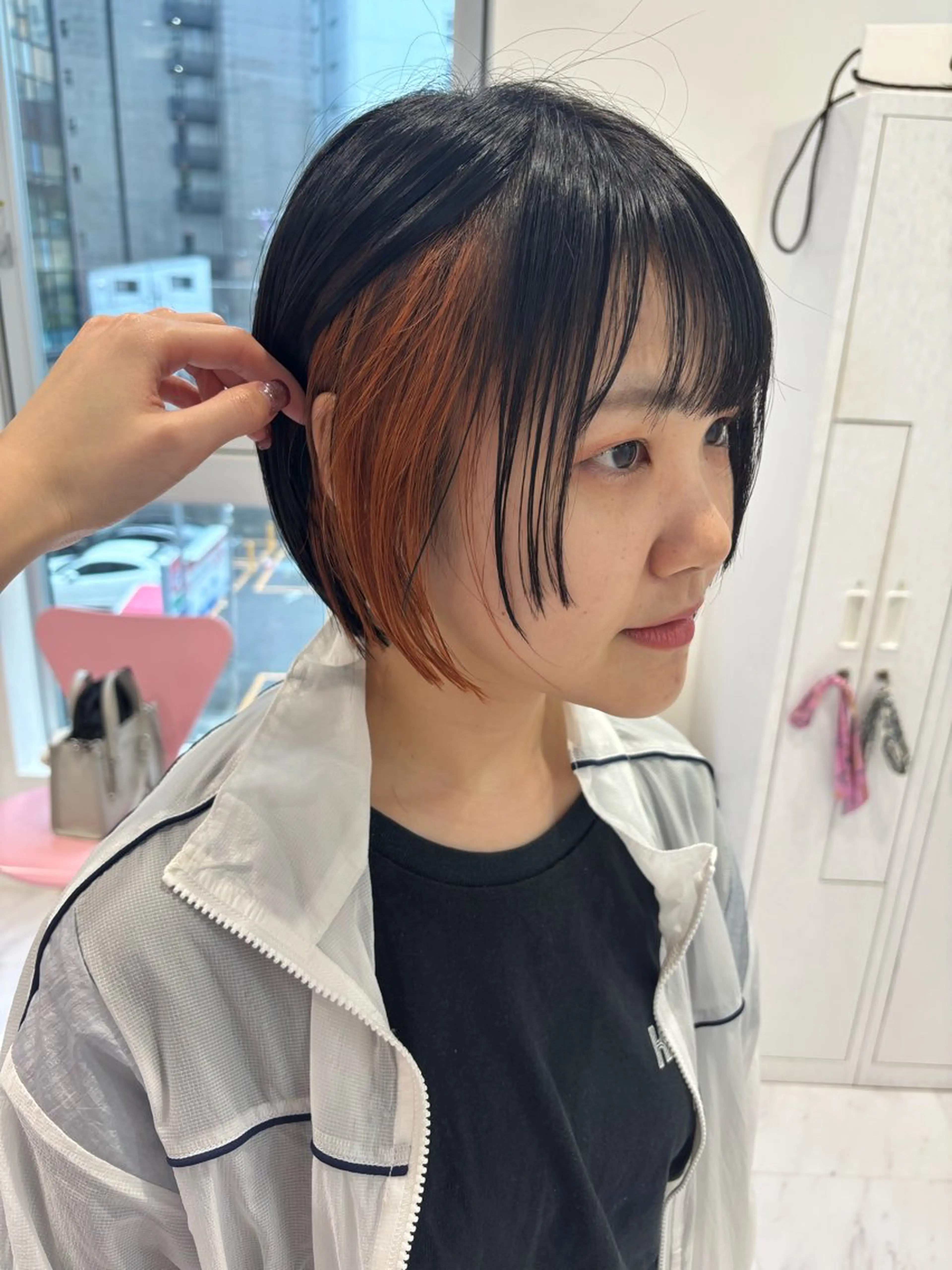 ショート カラー イヤリングカラー オレンジ 顔まわりレイヤー レイヤーカット カット ヘアカラー SAYAKA 🍒／ボブ／暖色のヘアスタイル