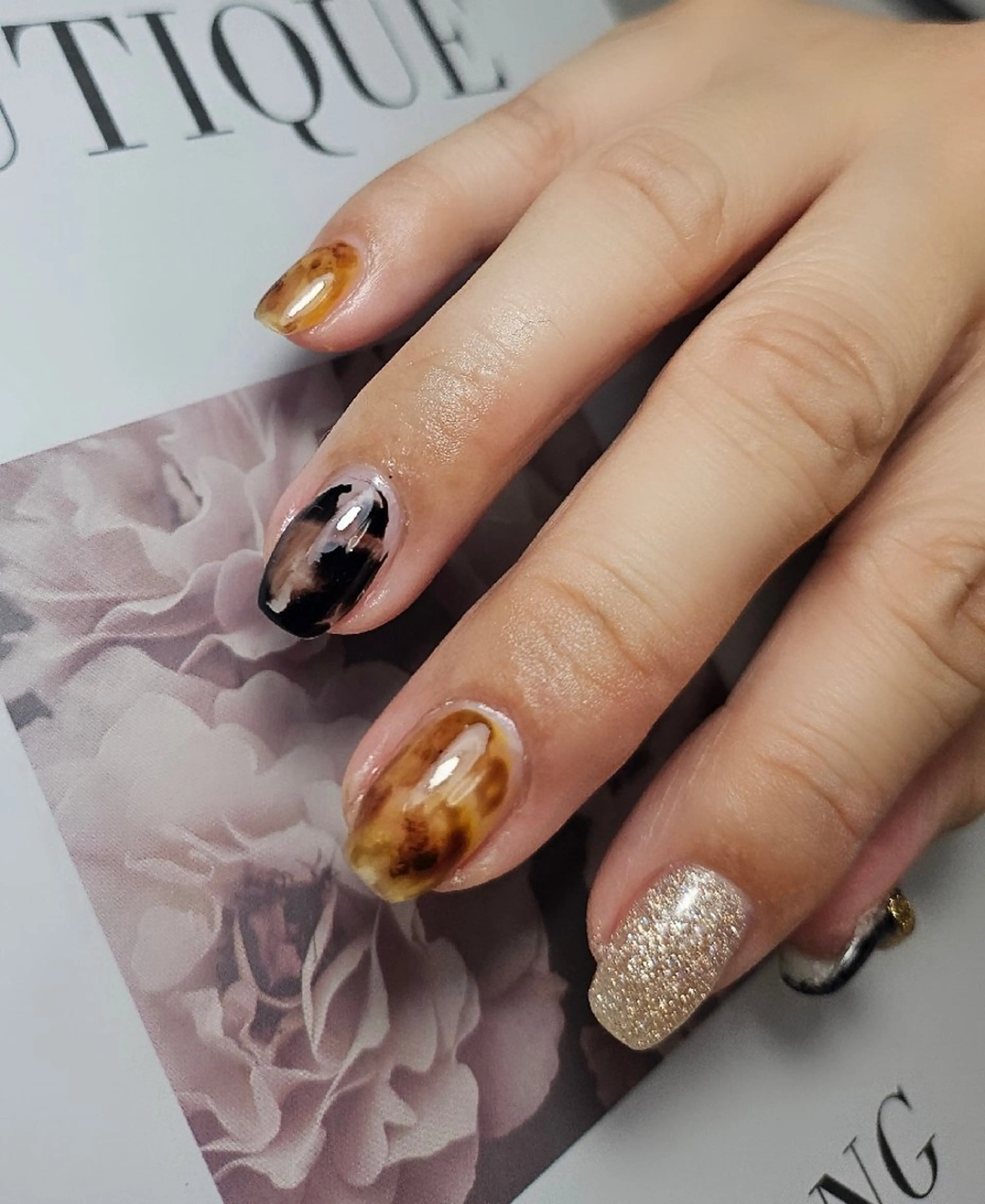 ネイル アニマル柄 べっ甲ネイル フラッシュネイル ゴールド ラメ(グリッター) ハンドネイル Noah'snail   のネイルデザイン