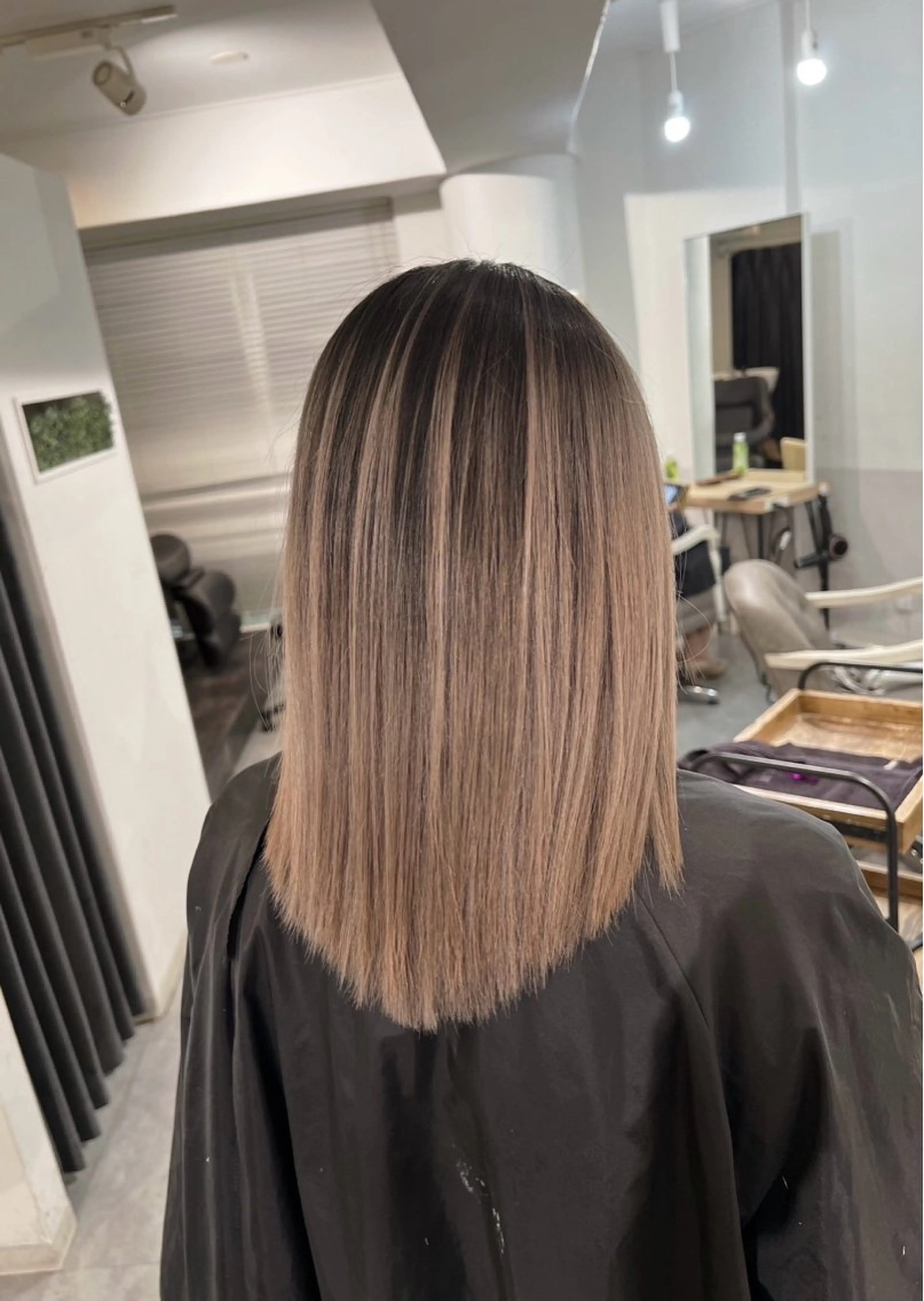 ミディアム カラー バレイヤージュ ベージュカラー ミルクティーベージュ レイヤーカット ヘアカラー トリートメント ROBIN所属・指名数No.1 /NAOYAのヘアスタイル