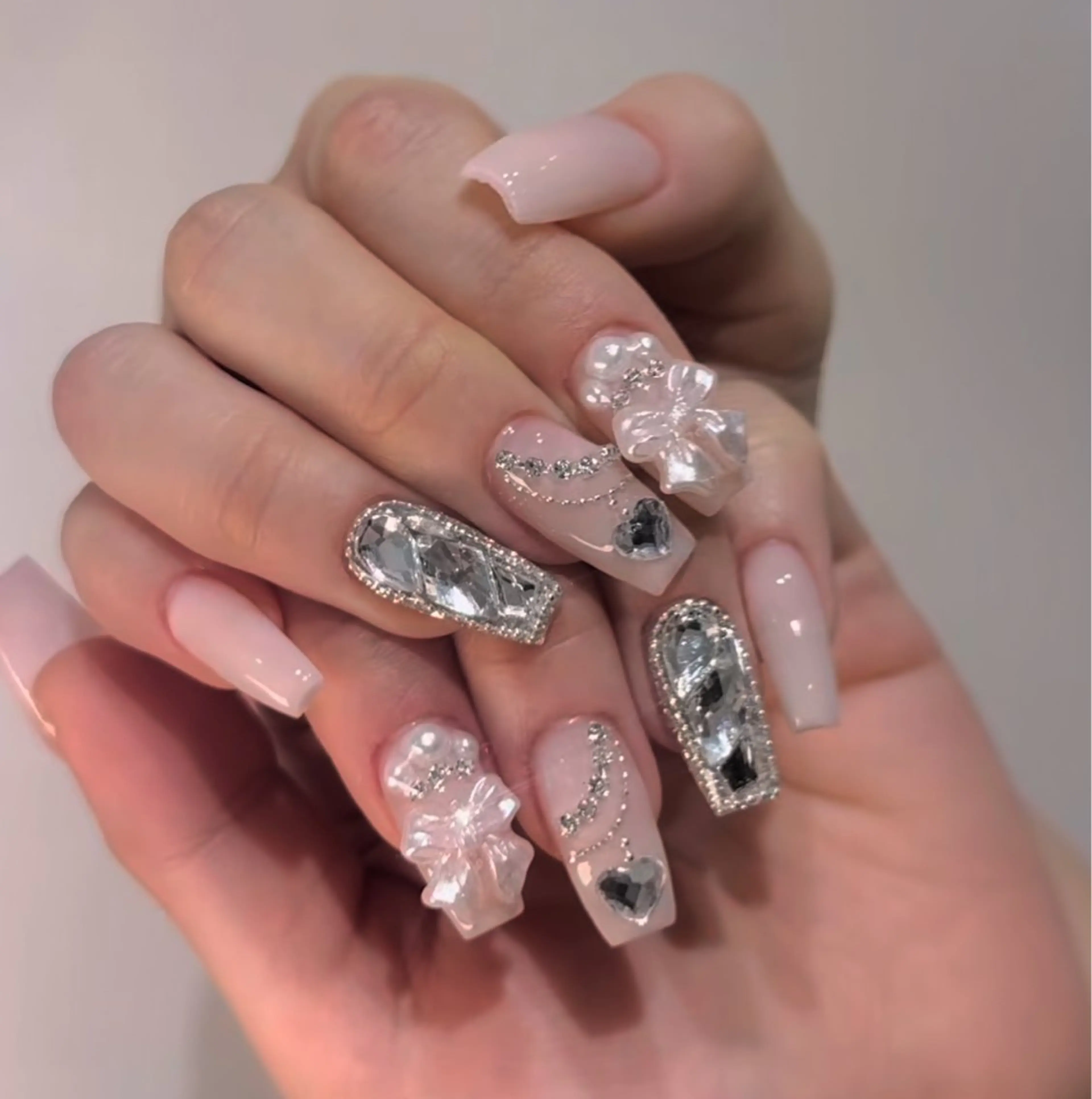 ネイル オーロラネイル フレンチネイル ジェルネイル ハロウィン キラキラネイル H.baby Nail Salonのネイルデザイン