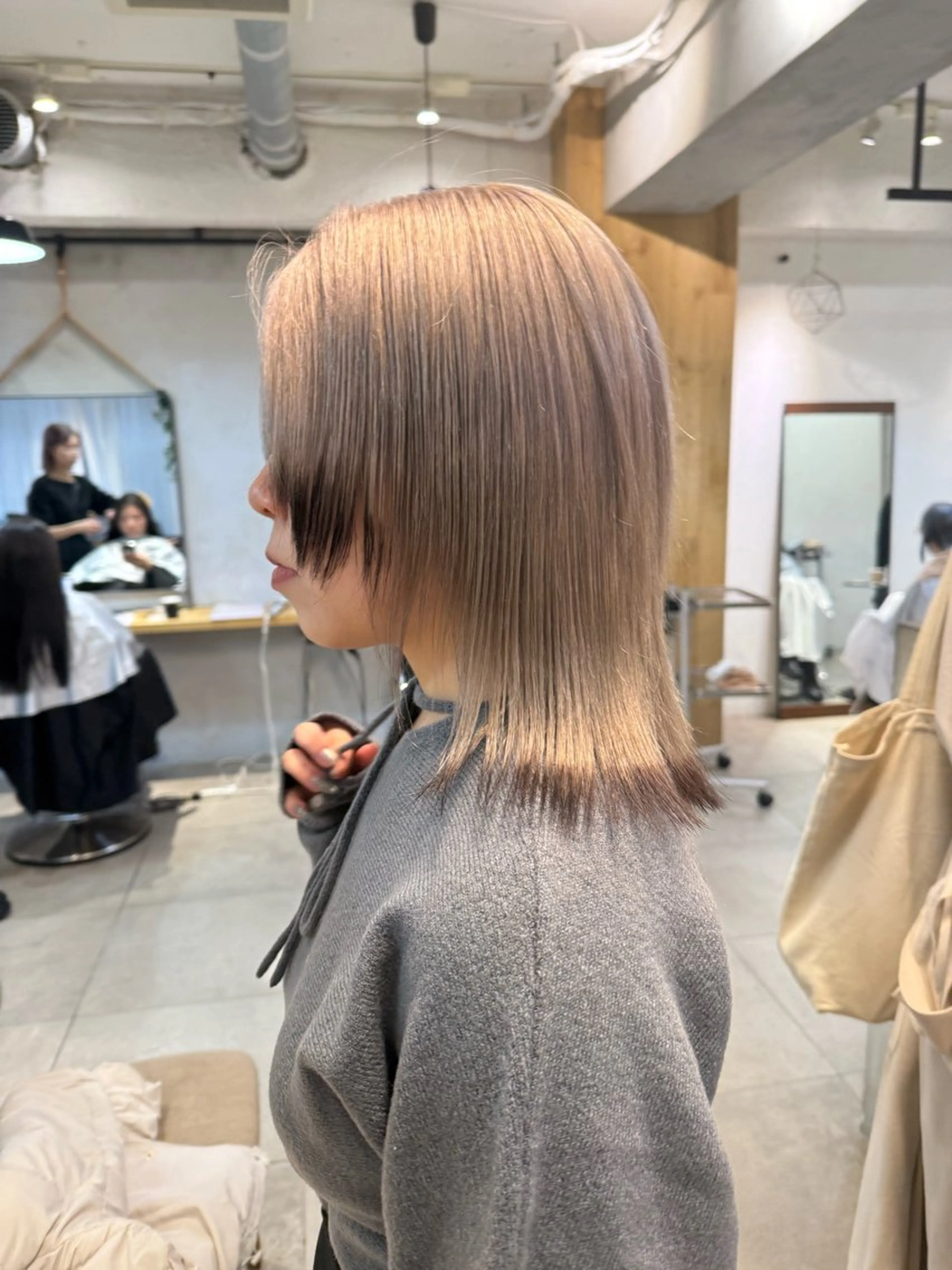 ミディアム カラー ミルクティー× グレージュMOMOのヘアスタイル