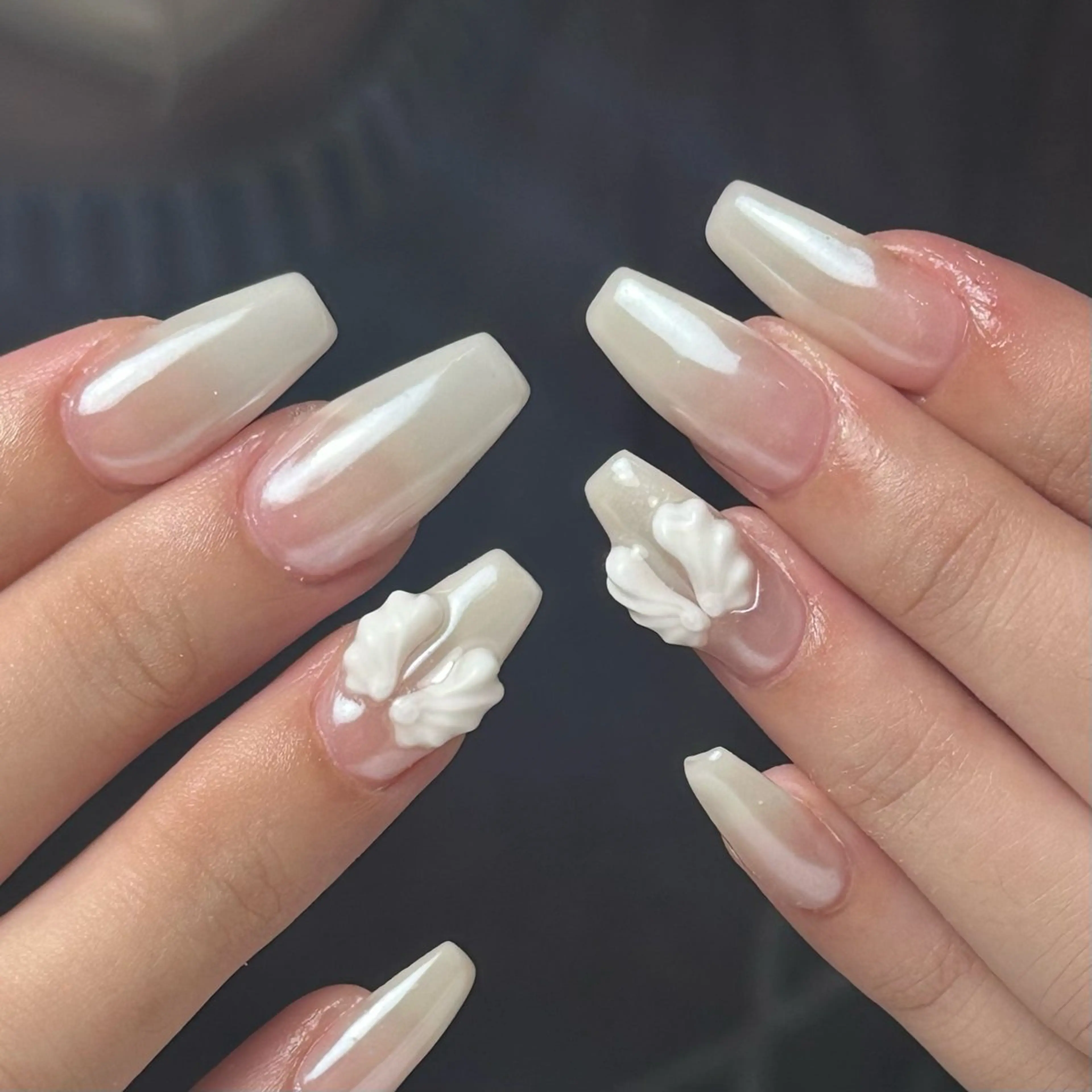 ネイル ミラーネイル ホワイト ハンドネイル nail atelier be'所属・be' Yuhiのネイルデザイン