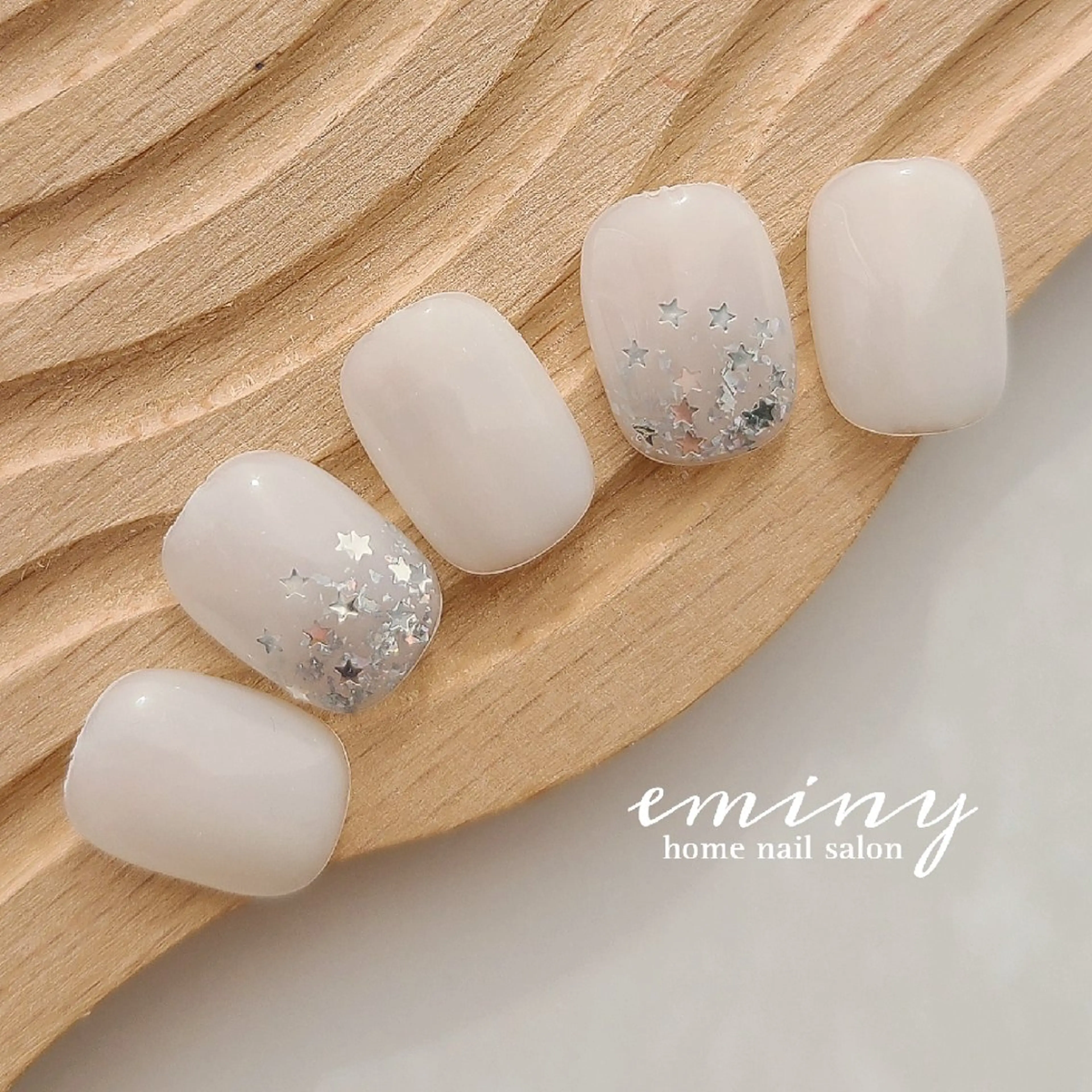 ネイル ホログラムネイル キラキラネイル ホワイト 冬ネイル クリスマス ハンドネイル nail salon  eminyのネイルデザイン