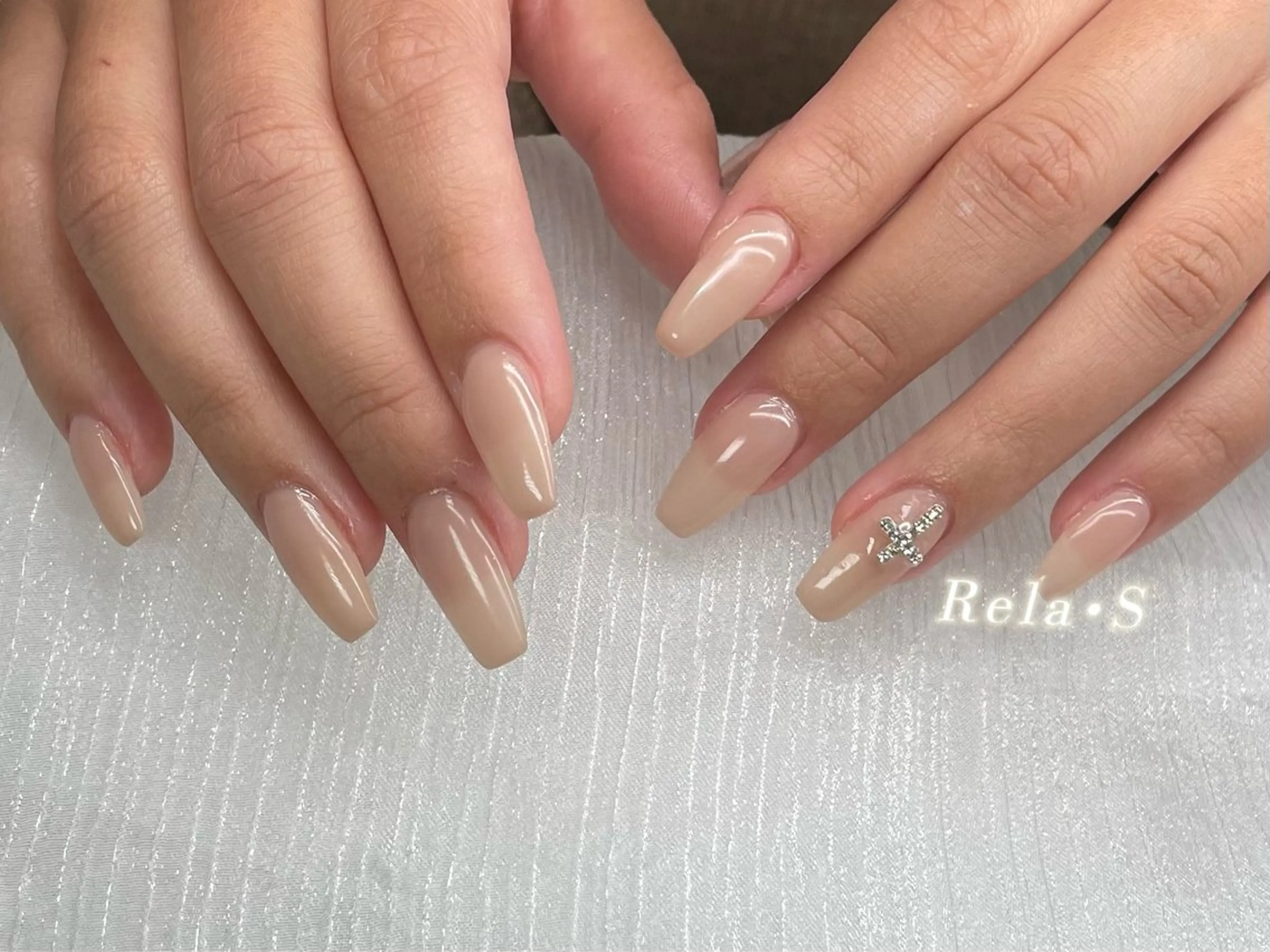 ネイル オーロラネイル 長さ出し フレンチネイル ジェルネイル ガラスフレンチ ハンドネイル Rela・S NAILのネイルデザイン