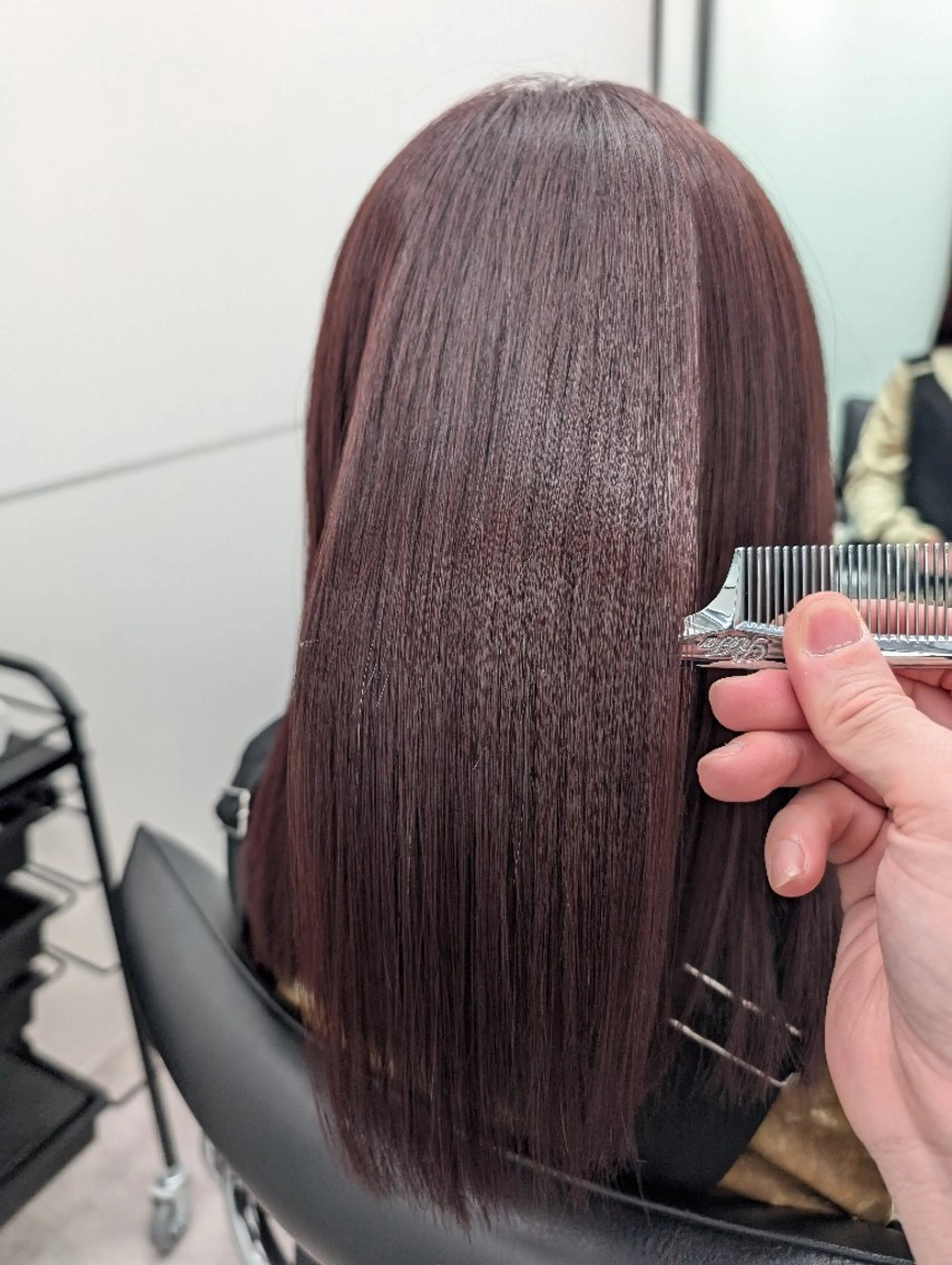 セミロング 艶髪／オリーブ系／ 肌が綺麗に見えるお色のヘアスタイル