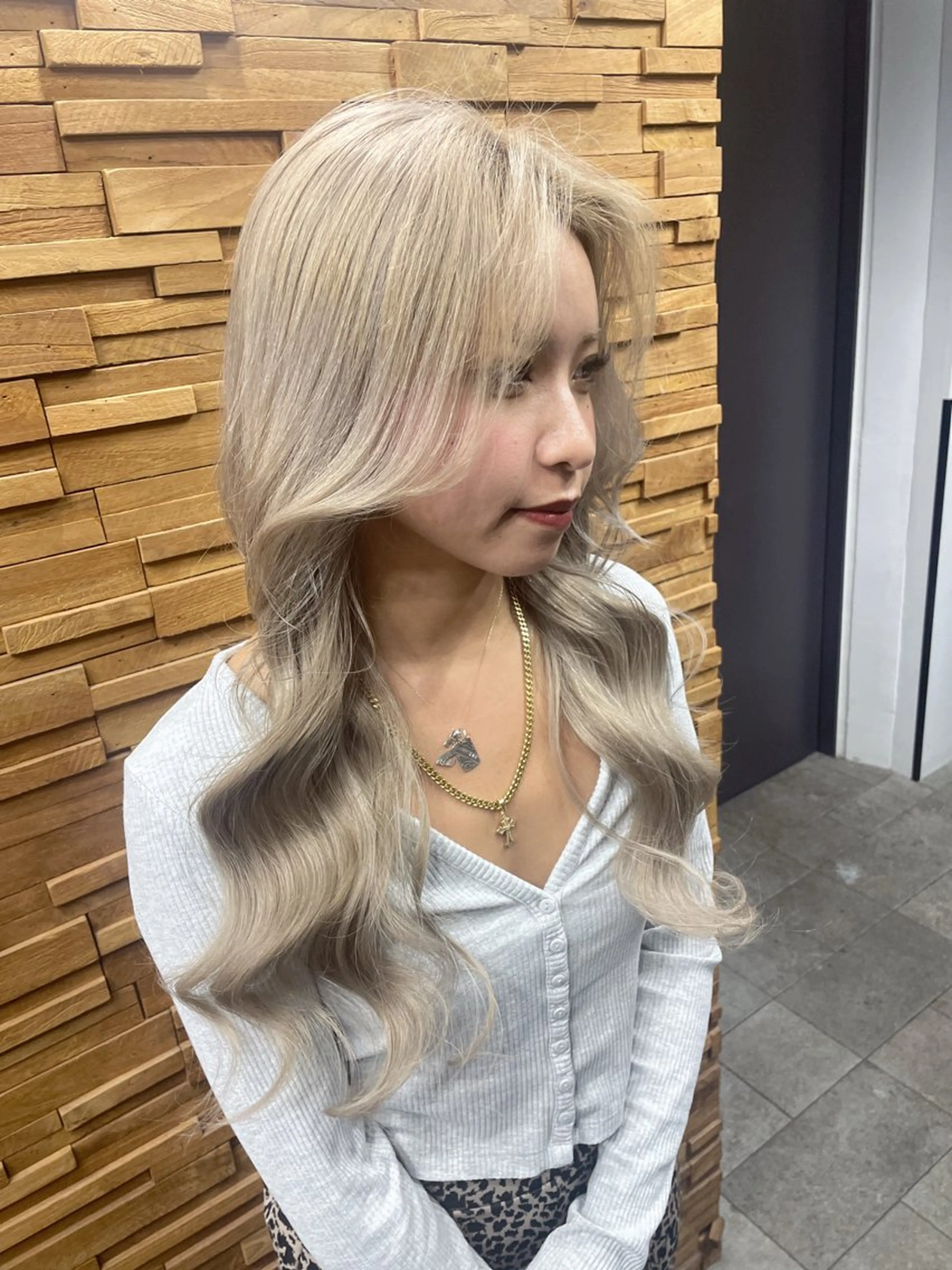 ロング カラー シールエクステ アッシュ ブロンド ブラウンカラー ホワイトブロンド カット ヘアカラー エクステ 横浜/ケアブリーチ /人毛エクステのヘアスタイル