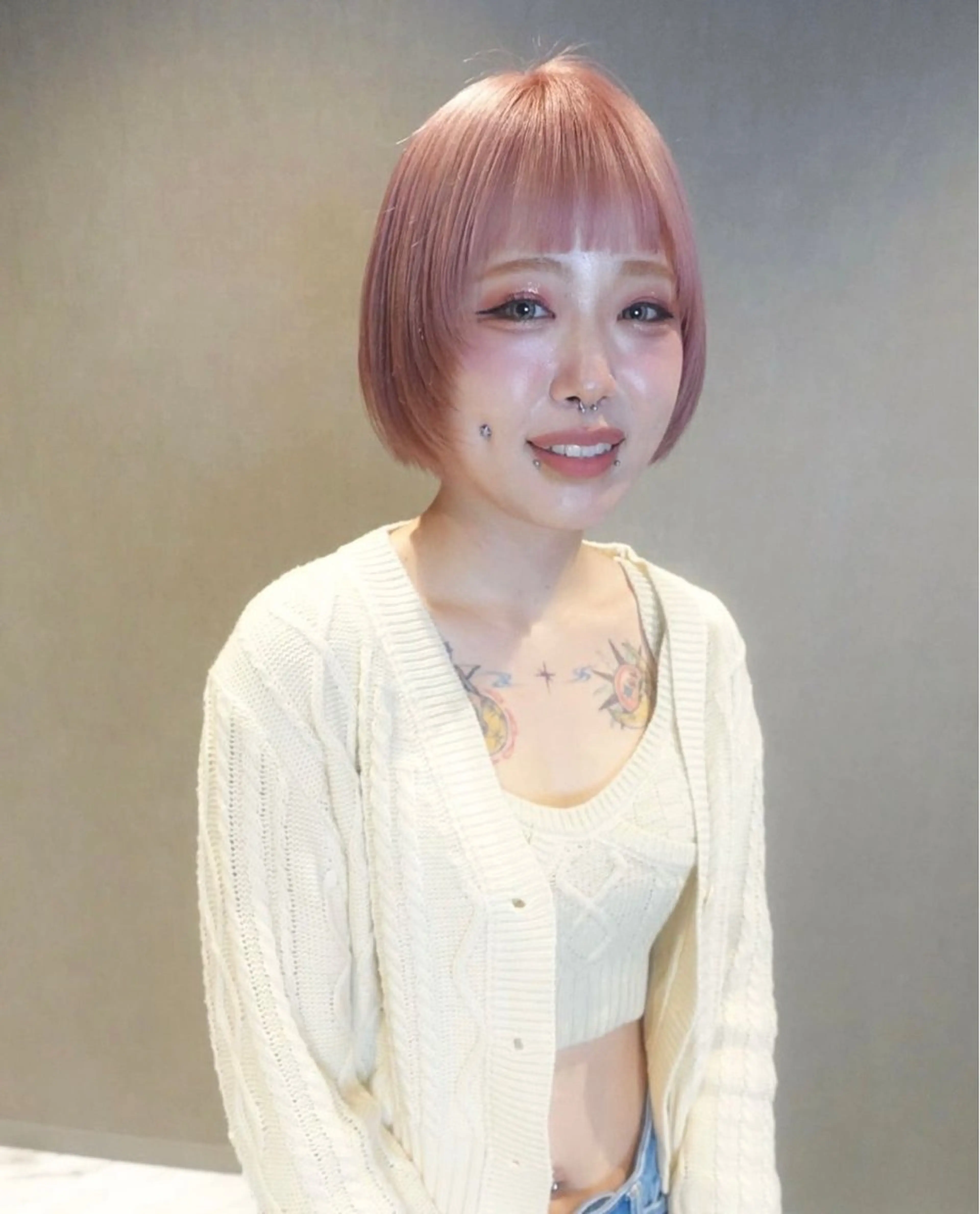 ショート カラー ボブ オン眉 カット ヘアカラー トリートメント さと ちはるのヘアスタイル