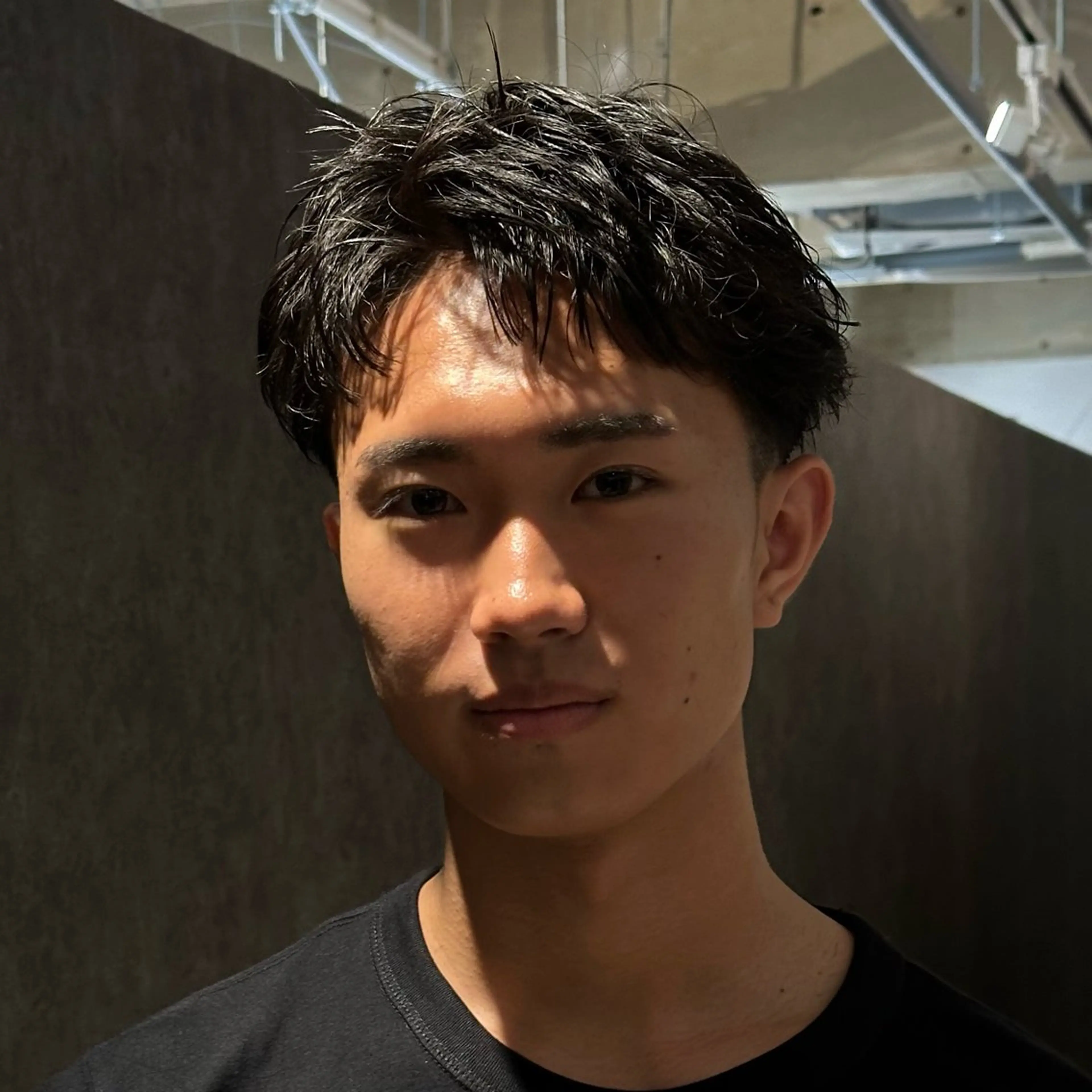 ショート パーマ メンズ メンズブリーチ ビジネス センターパート フェードカット フェザーパーマ カット パーマ トリートメント 金山駅前/メンズ パーマ/真柄 恒輝のヘアスタイル