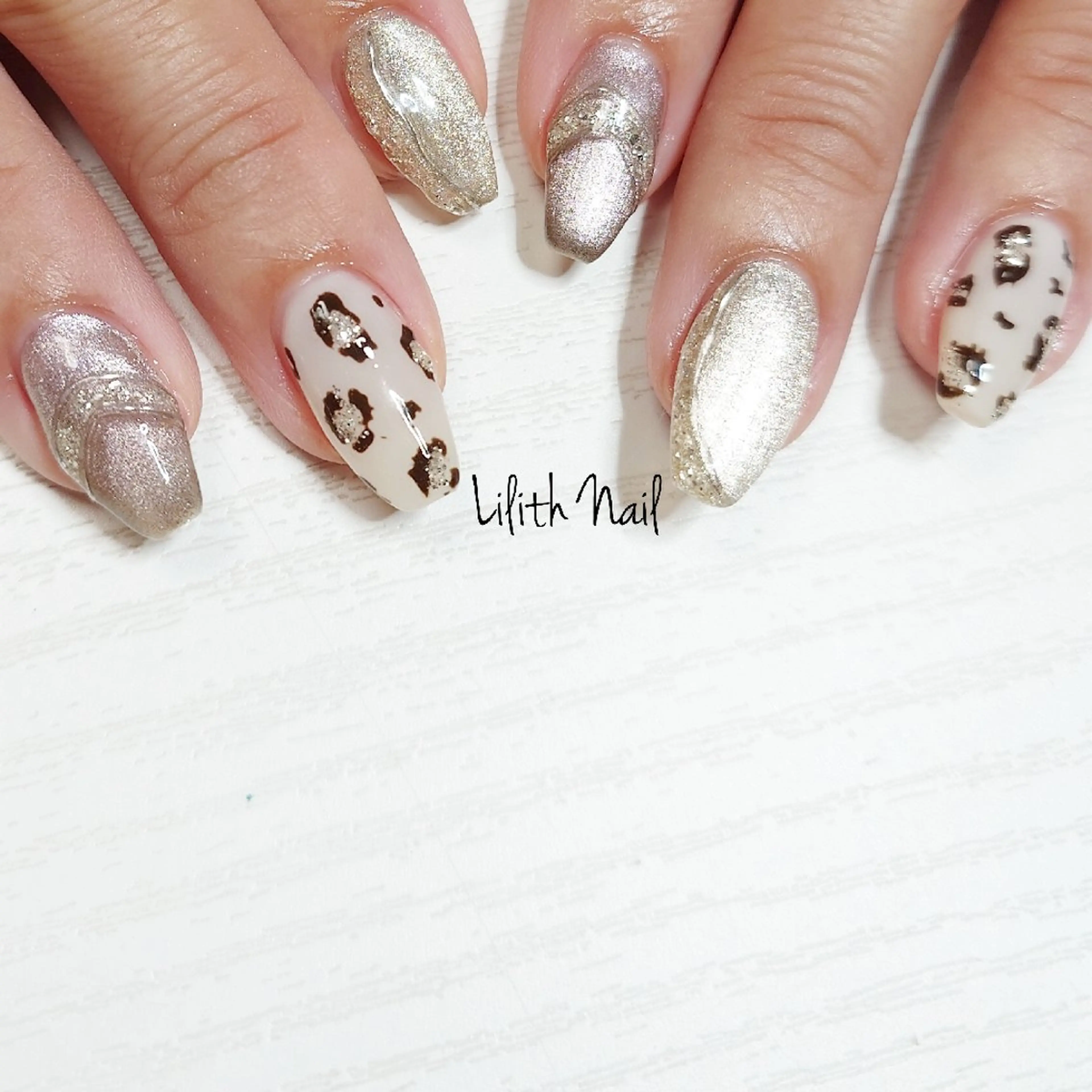 ネイル アニマル柄 キラキラネイル マグネットネイル 冬ネイル ハンドネイル Lilith Nailのネイルデザイン