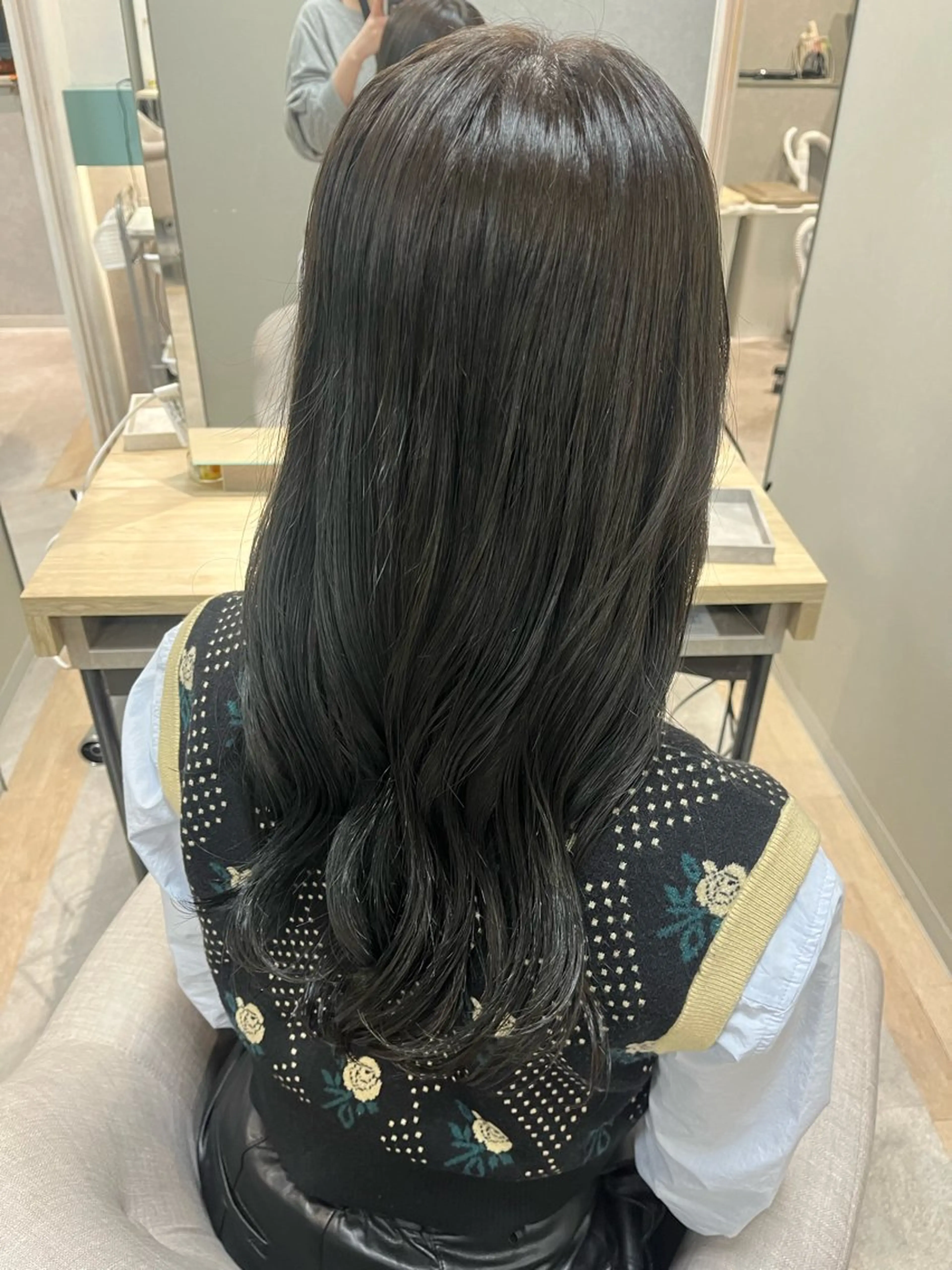 カラー ダークグレー ヘアカラー 奥田 杏夏のヘアスタイル