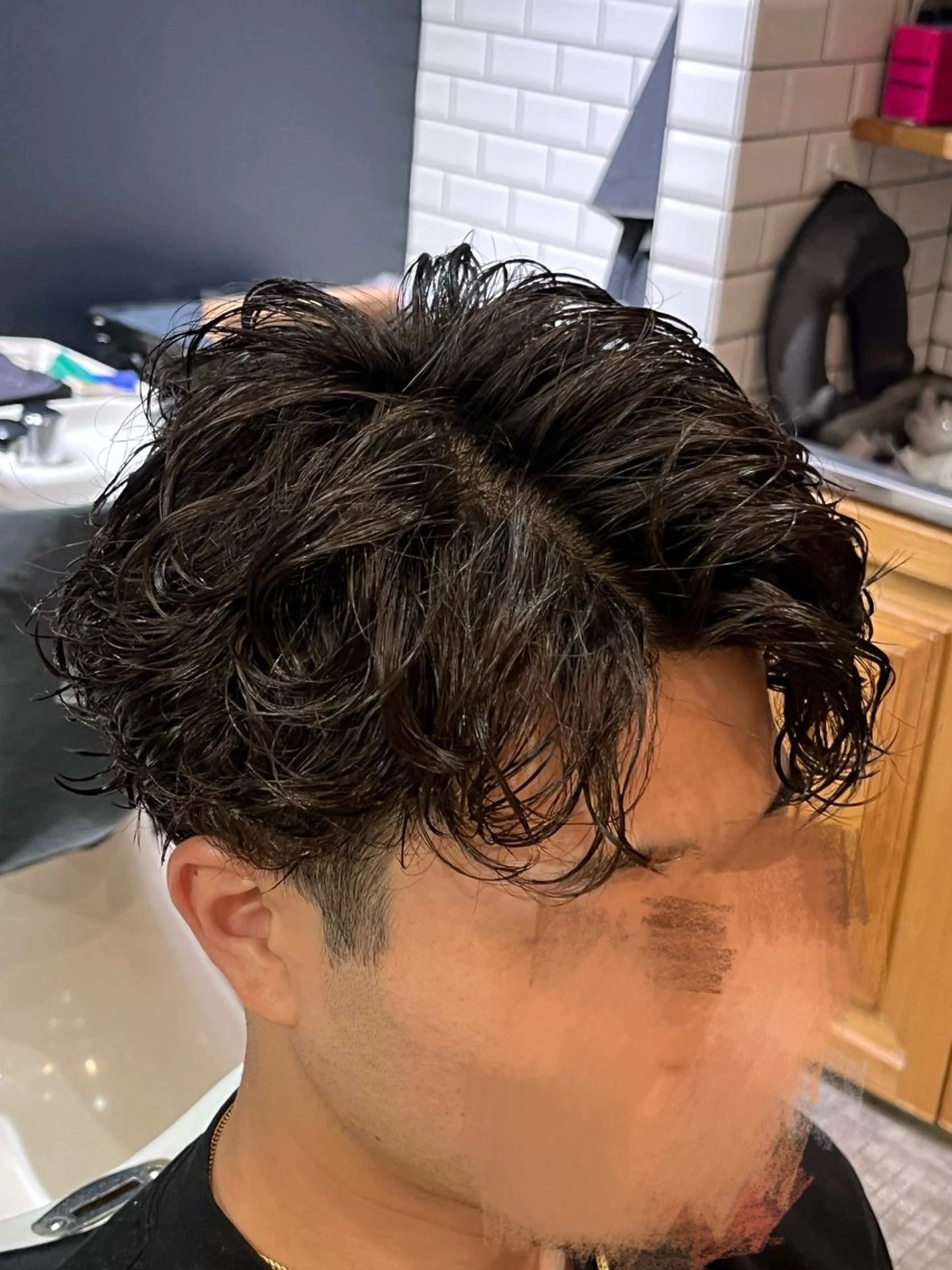 ミディアム パーマ メンズ ミディアムパーマ センターパート マッシュ メンズパーマ 濵田 蘭のヘアスタイル