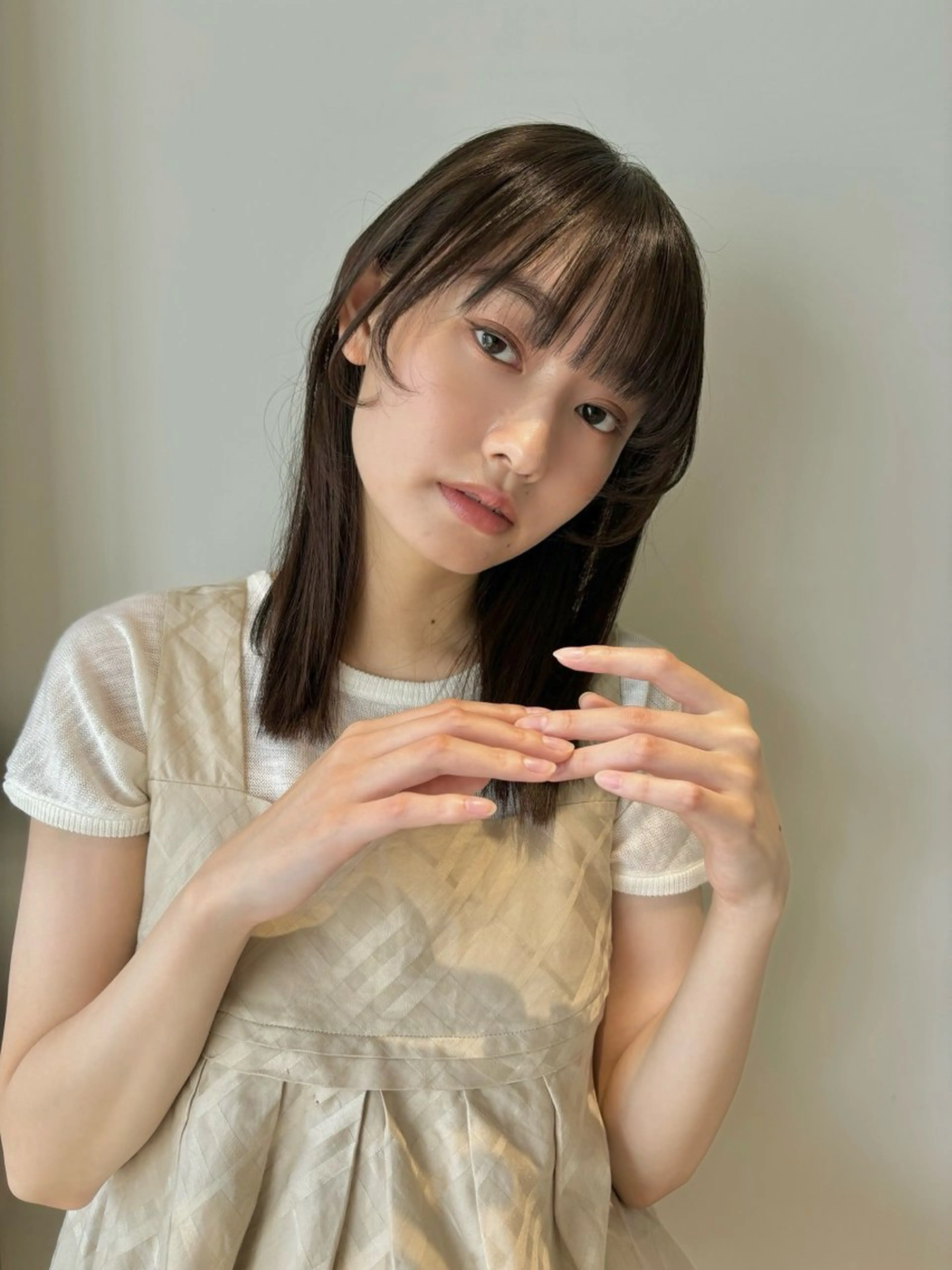 セミロング 白土 さくらのヘアスタイル