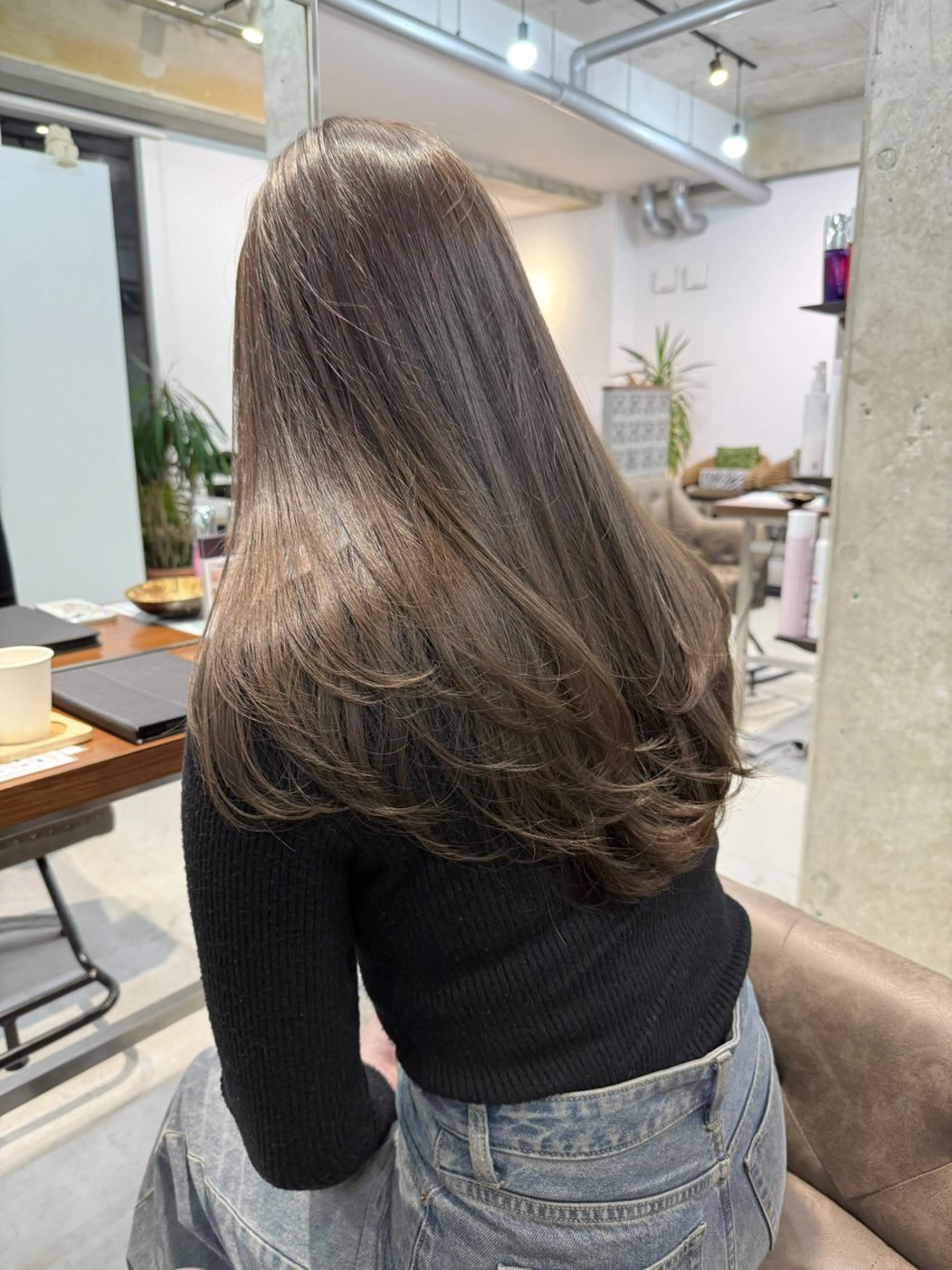 ロング カラー ベージュカラー 透明感カラー オリーブベージュ レイヤーカット カット ヘアカラー トリートメント カイリ /レイヤーカットのヘアスタイル