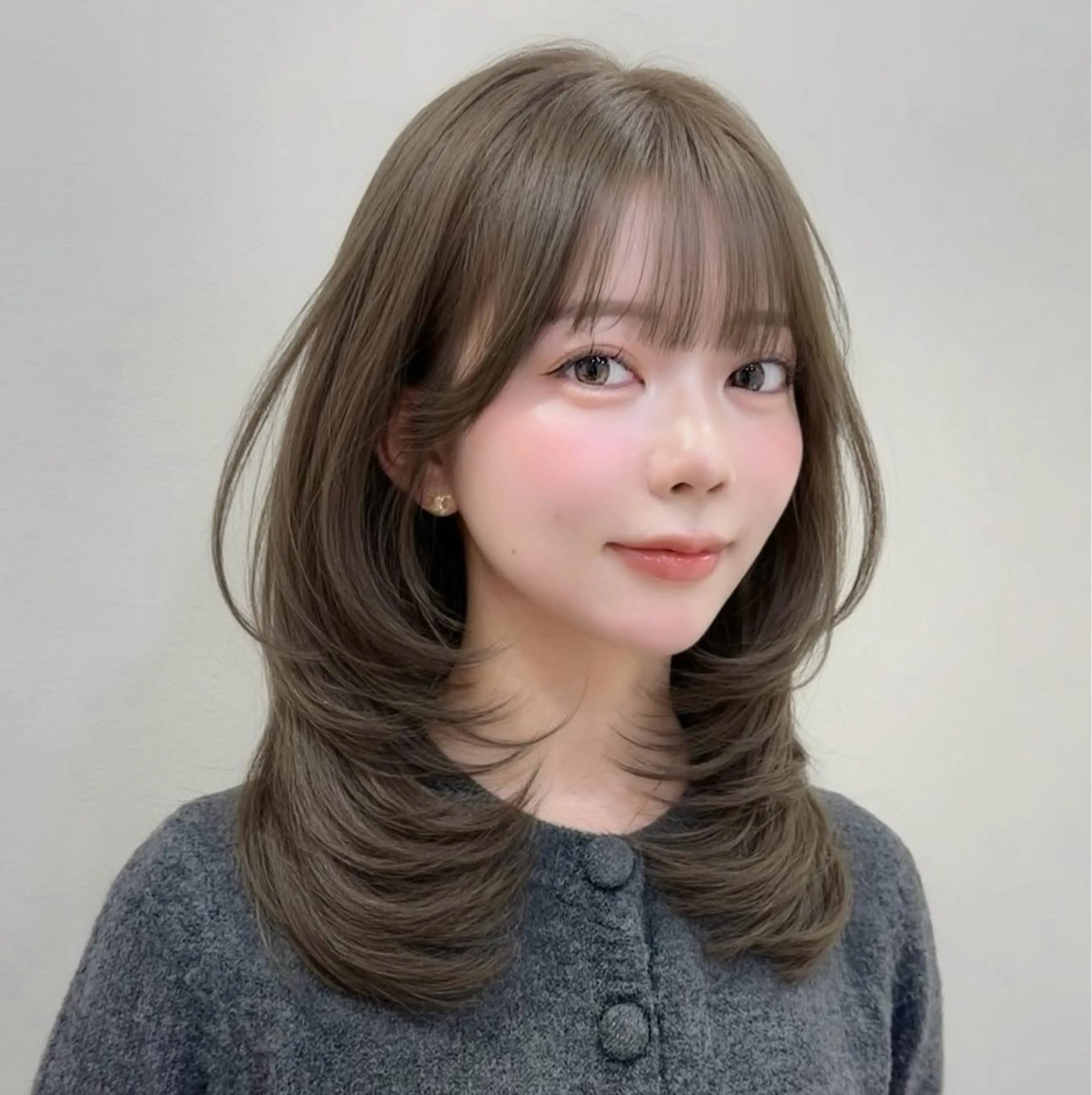 ミディアム 韓国風レイヤーカラー ライムのヘアスタイル