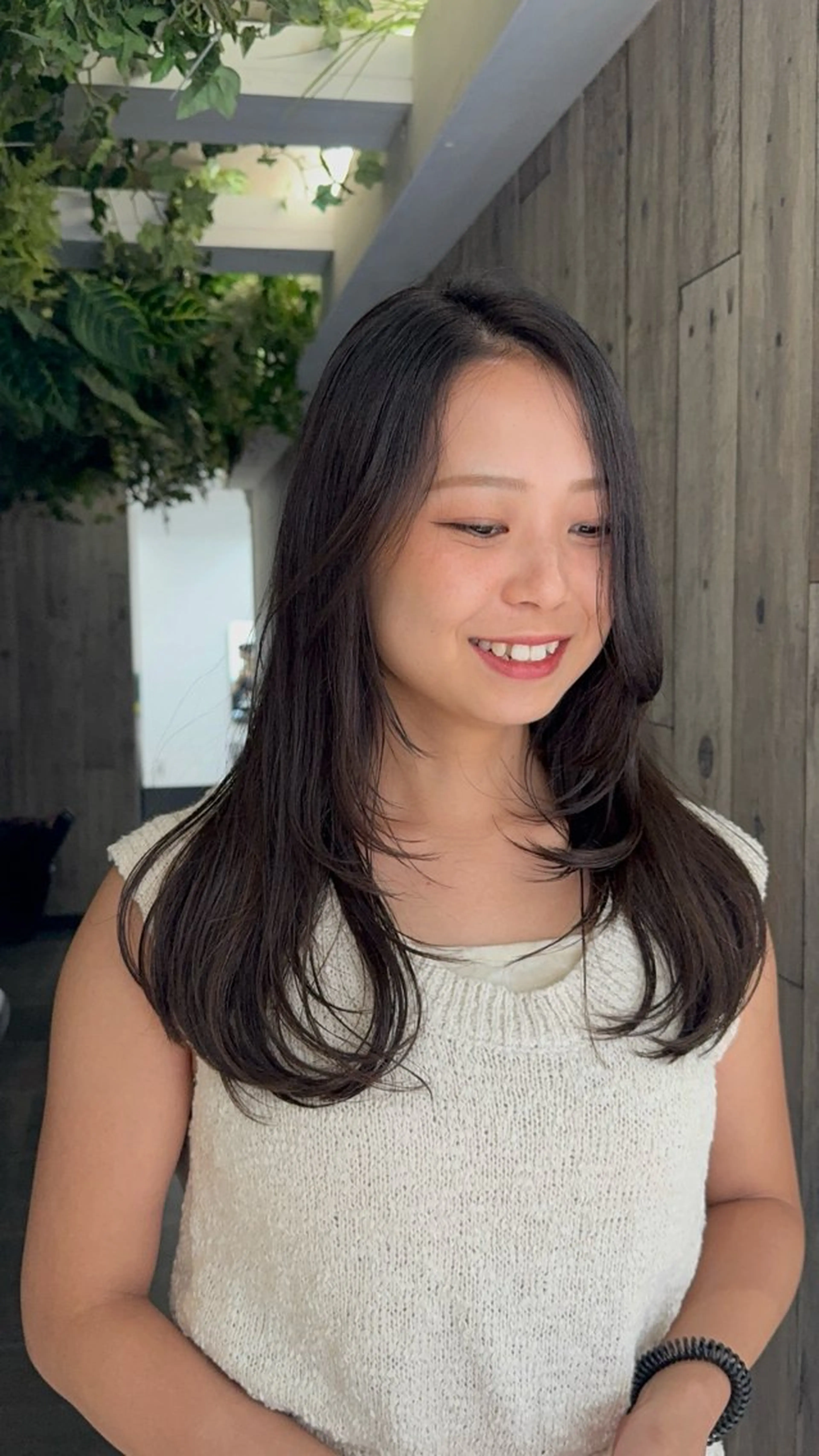 ミディアム カラー 透明感カラー レイヤーカット REBECCA 宮崎伊玖のヘアスタイル