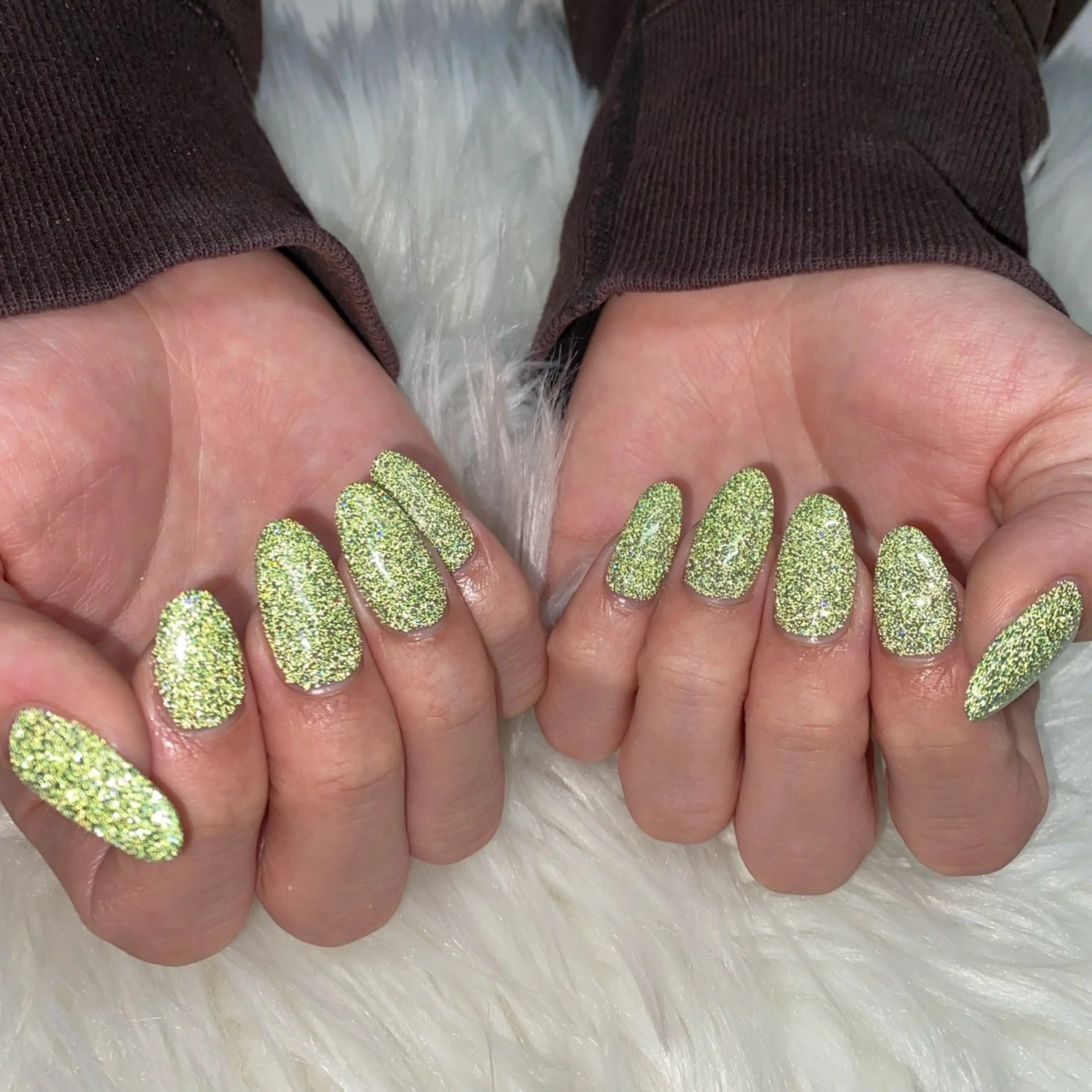 ネイル フラッシュネイル グリーン キラキラネイル ラメ(グリッター) ワンカラーネイル ハンドネイル ハンドケア 🫧RaLa ⭐︎AYAKA🫧のネイルデザイン