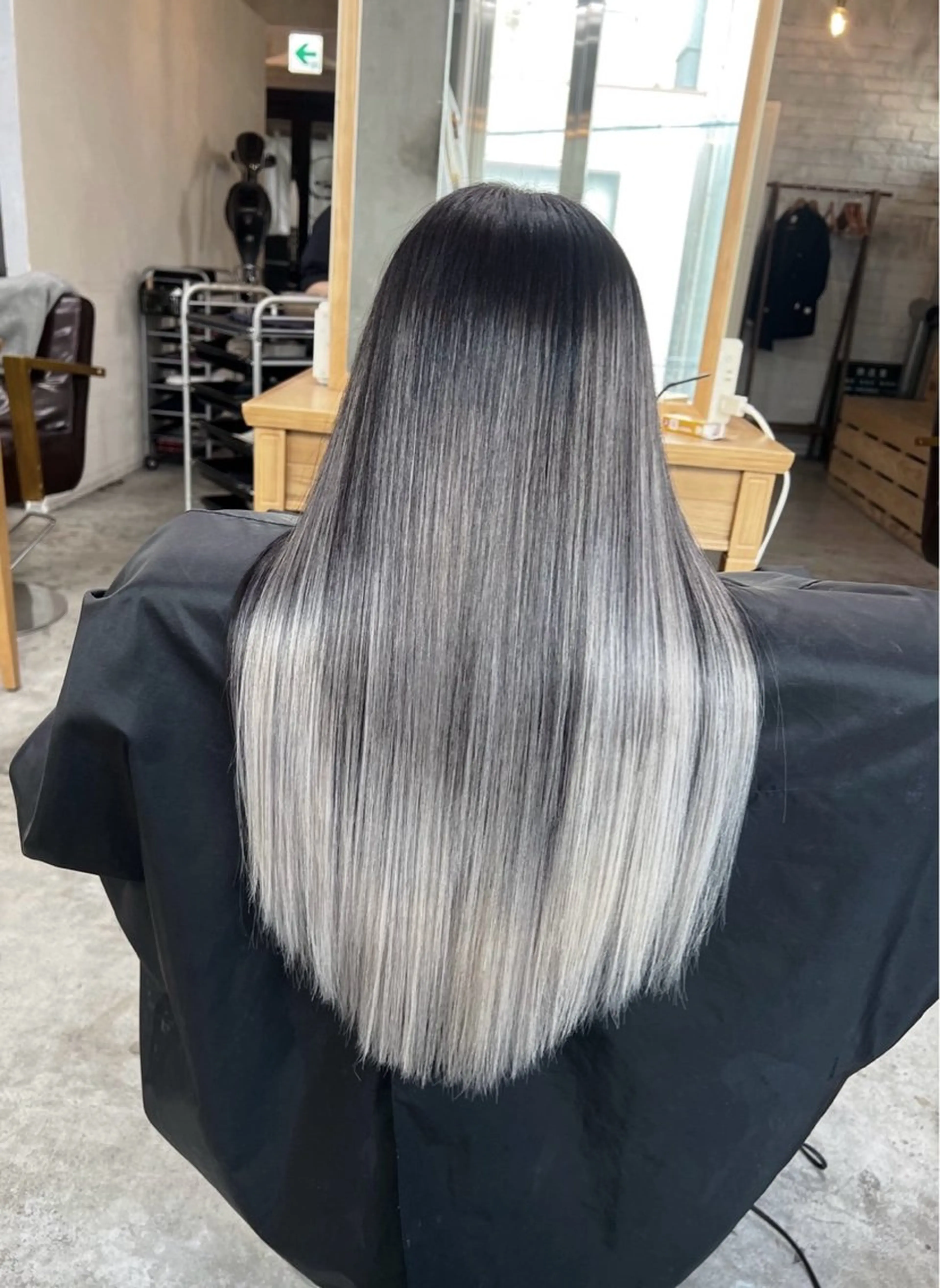 ロング カラー バレイヤージュ シルバー ホワイトシルバー レイヤーカット ヘアカラー トリートメント 指名数No.1 /NAOYAのヘアスタイル