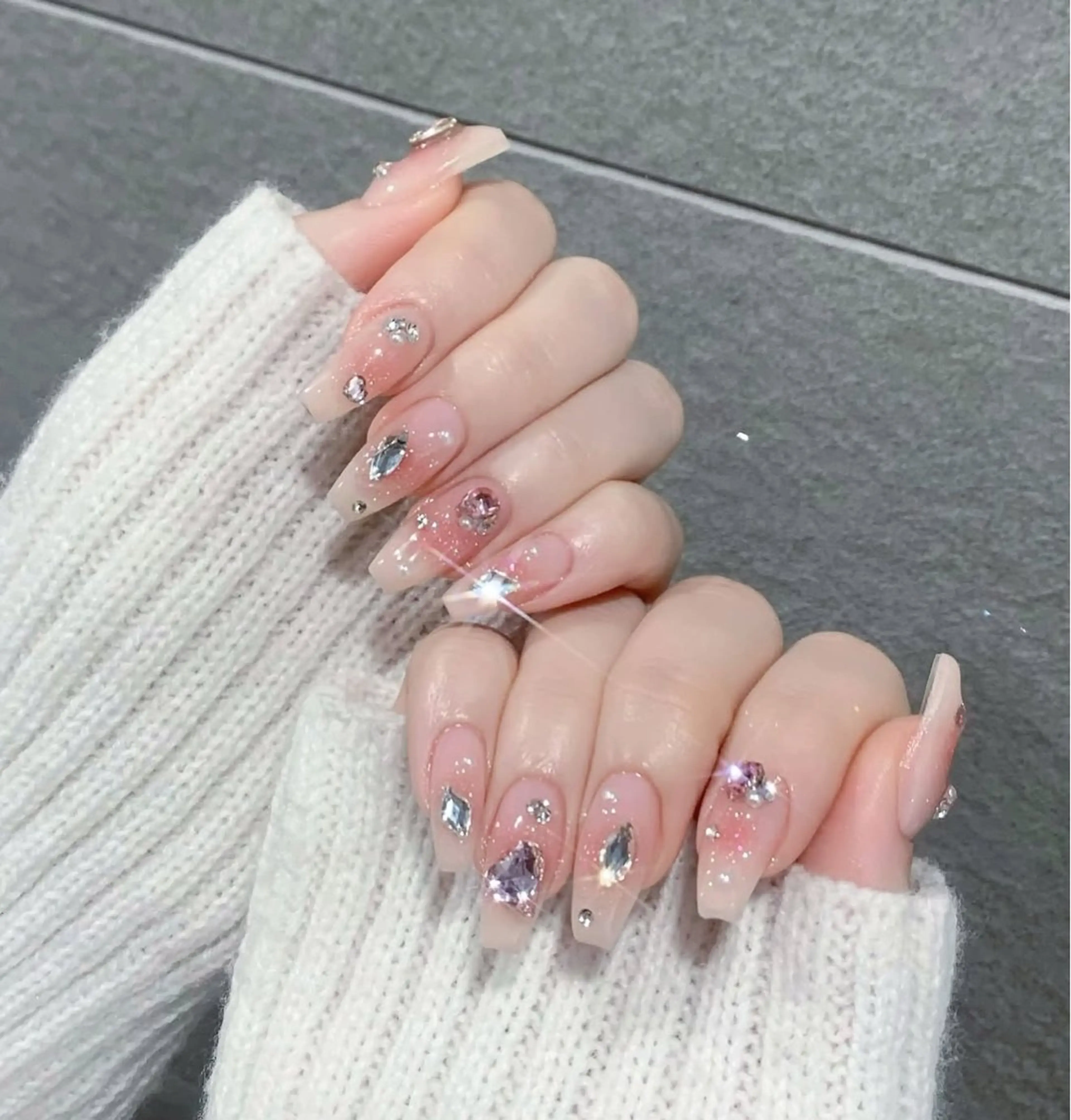 ネイル キラキラネイル マグネットネイル ぷっくりネイル 春ネイル ワンホンネイル ハンドネイル Lyna 池袋のネイルデザイン