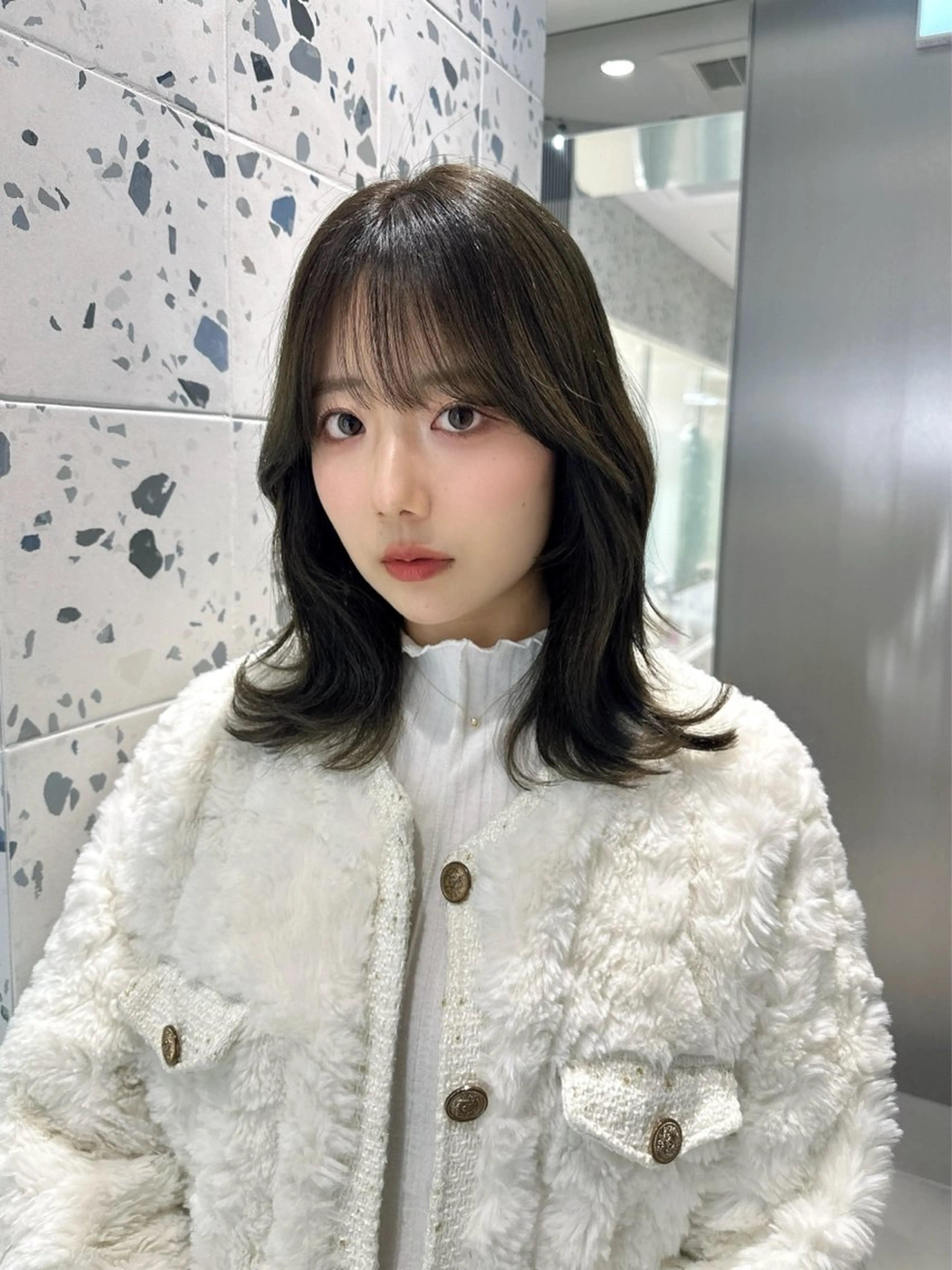 ミディアム カラー ブリーチ グレージュ ブリーチなしカラー オリーブグレージュ オリーブグレー カット ヘアカラー トリートメント 矢野 晃平のヘアスタイル