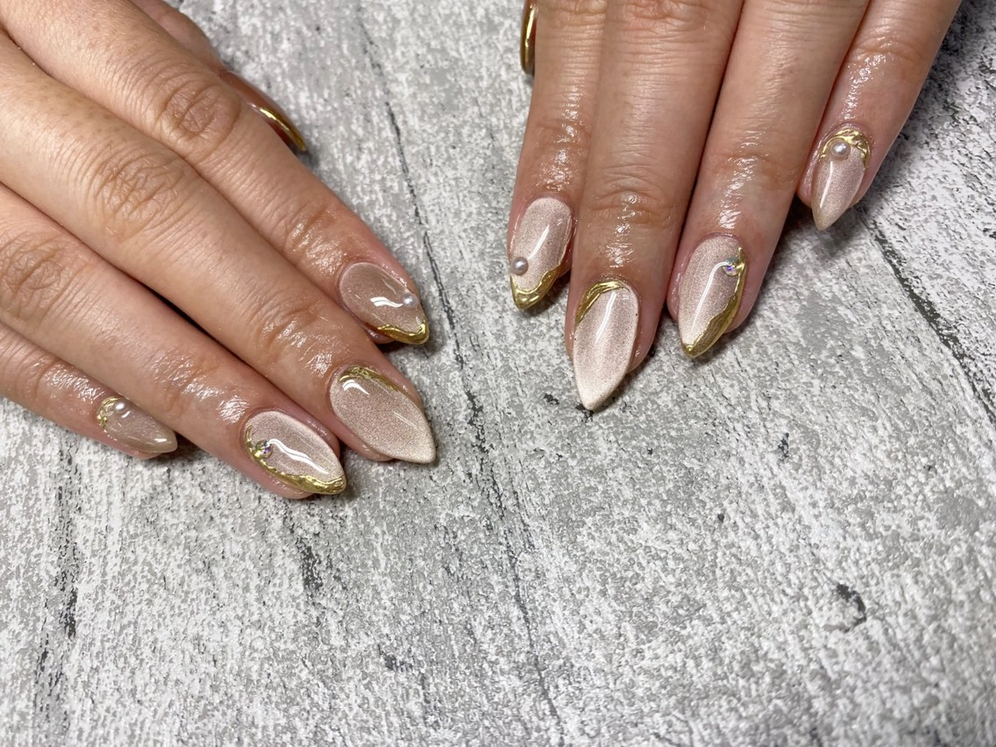 ネイル マグネットネイル ハンドネイル Bianca🩶 TAMIYAのネイルデザイン