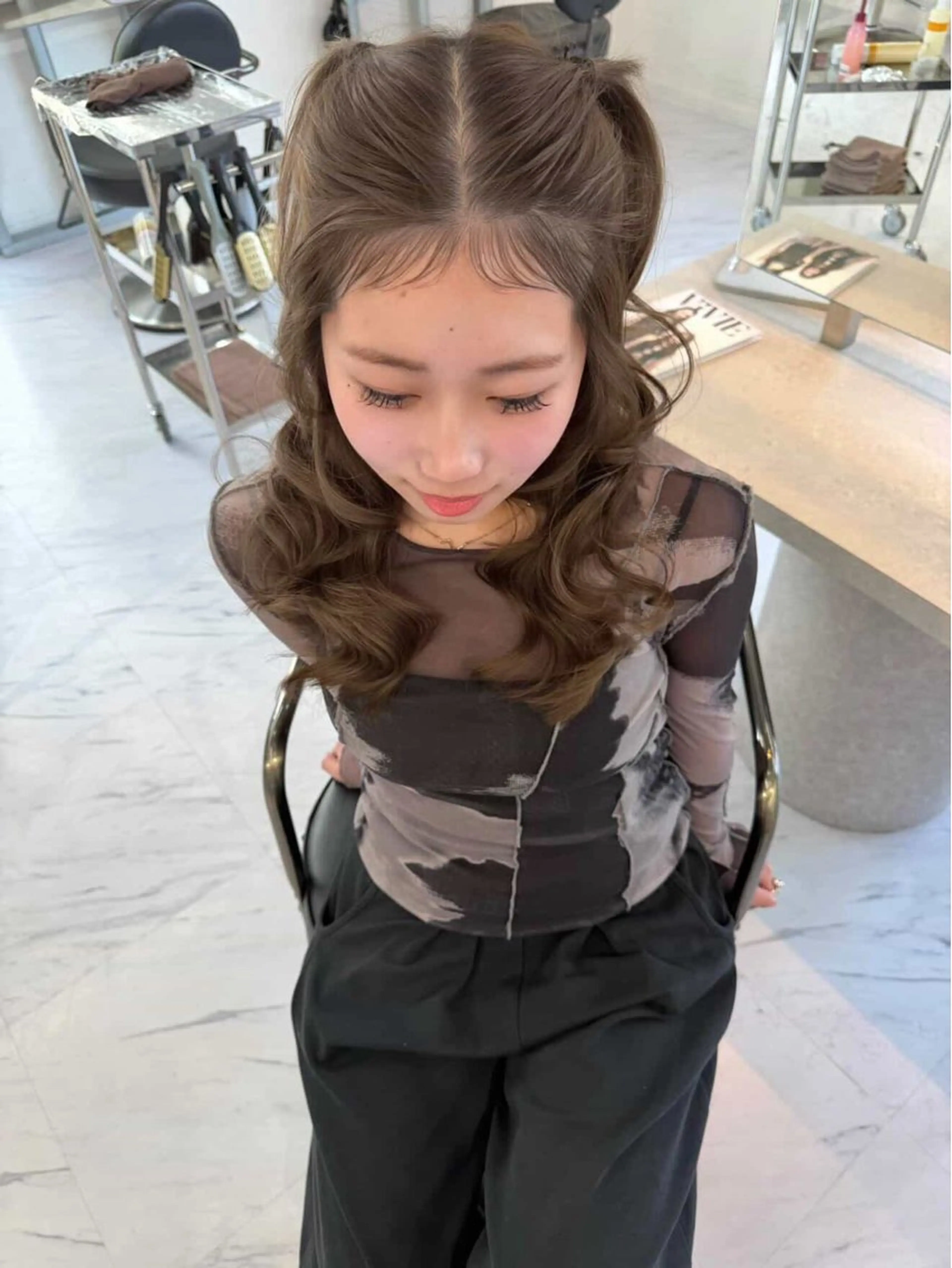 セミロング カラー パーマ ヘアアレンジ セミロングパーマ ベージュカラー ブリーチ ケアブリーチ デザインカラー カット ヘアカラー パーマ トリートメント TATSUブリーチ/ ミルクティーベージュのヘアスタイル