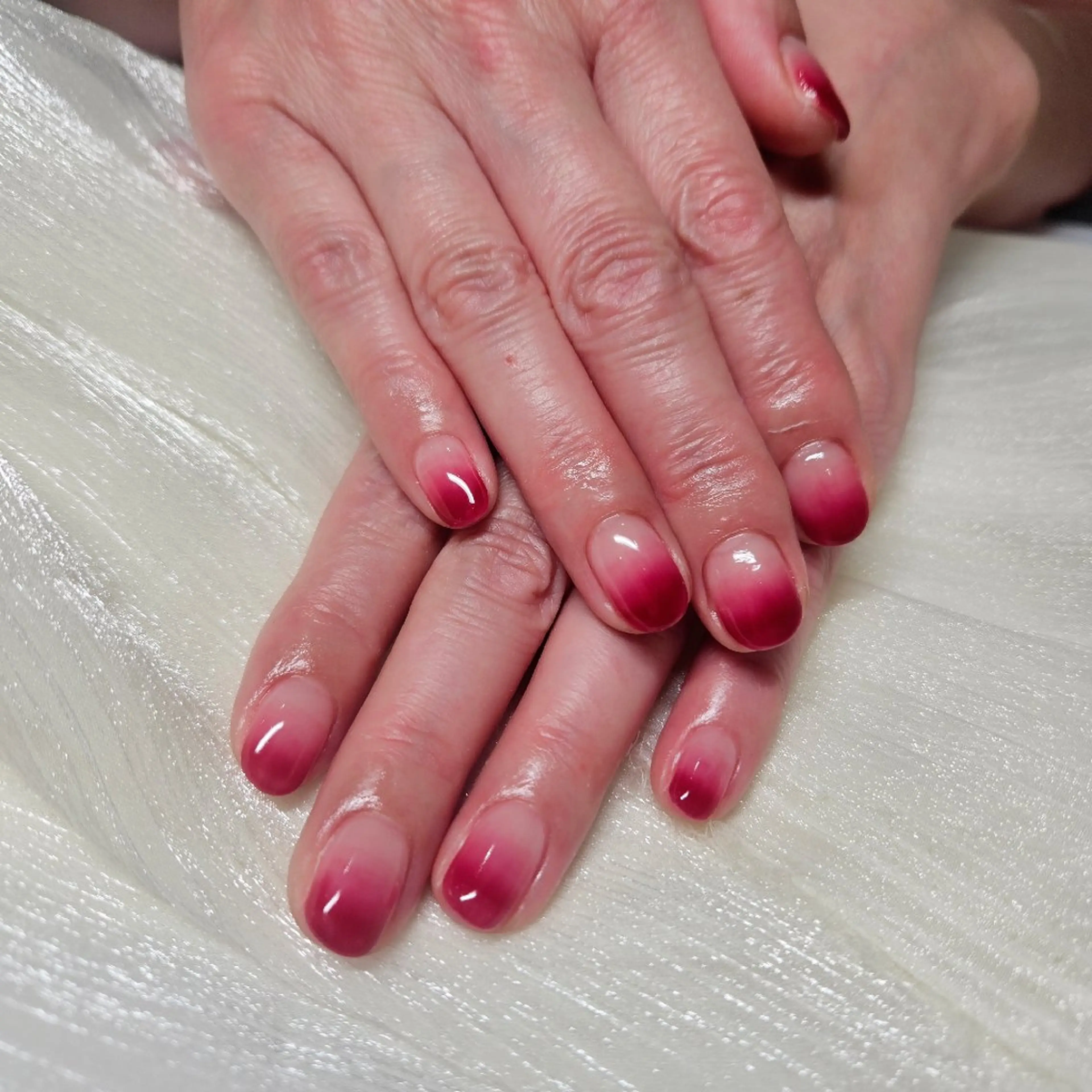 ネイル グラデーション 赤色 ハンドネイル nagisa 🩰🫧のネイルデザイン