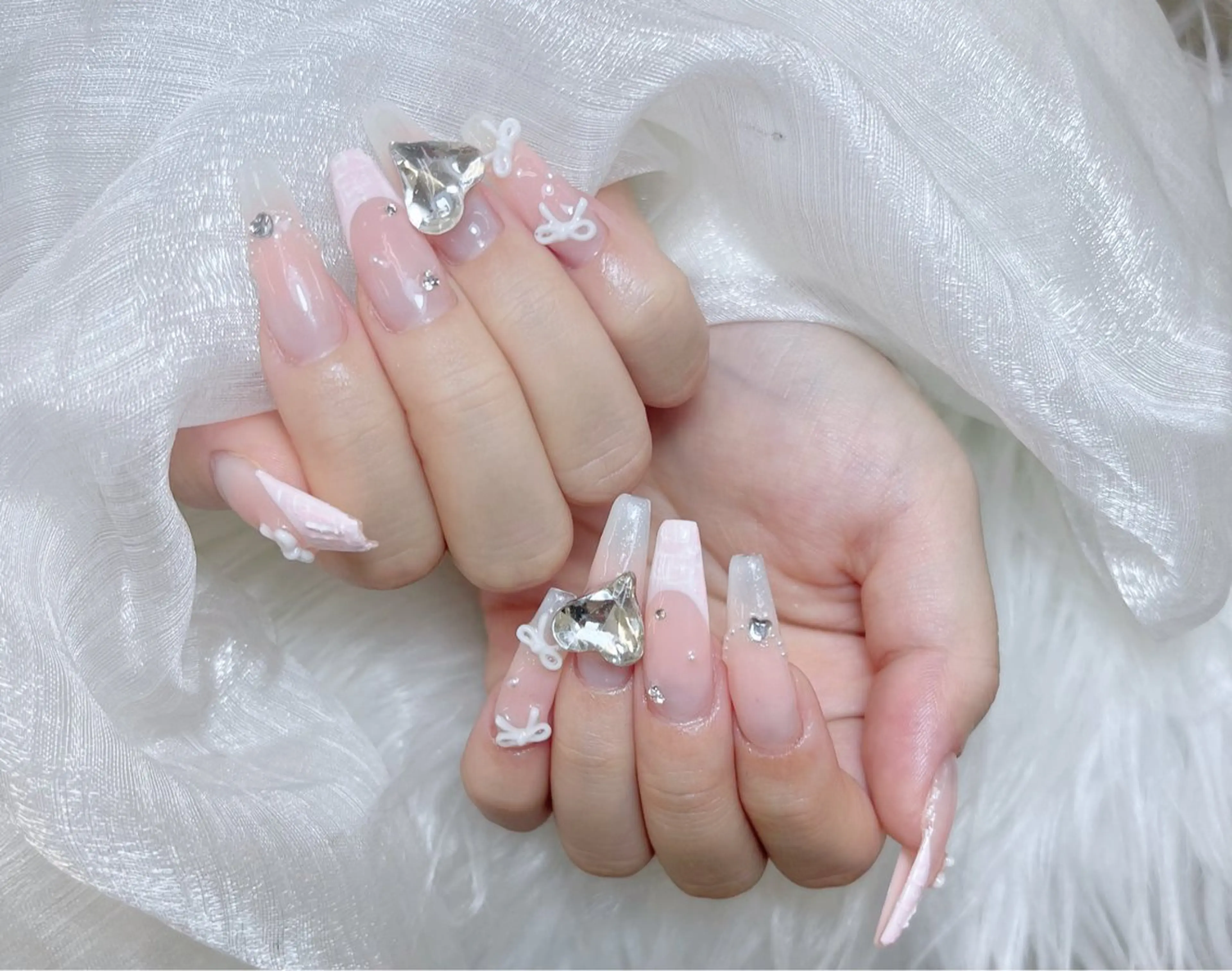 ネイル オーロラネイル クリアネイル フラッシュネイル ジェルネイル グラデーション ハンドネイル Amee Nail Salonのネイルデザイン