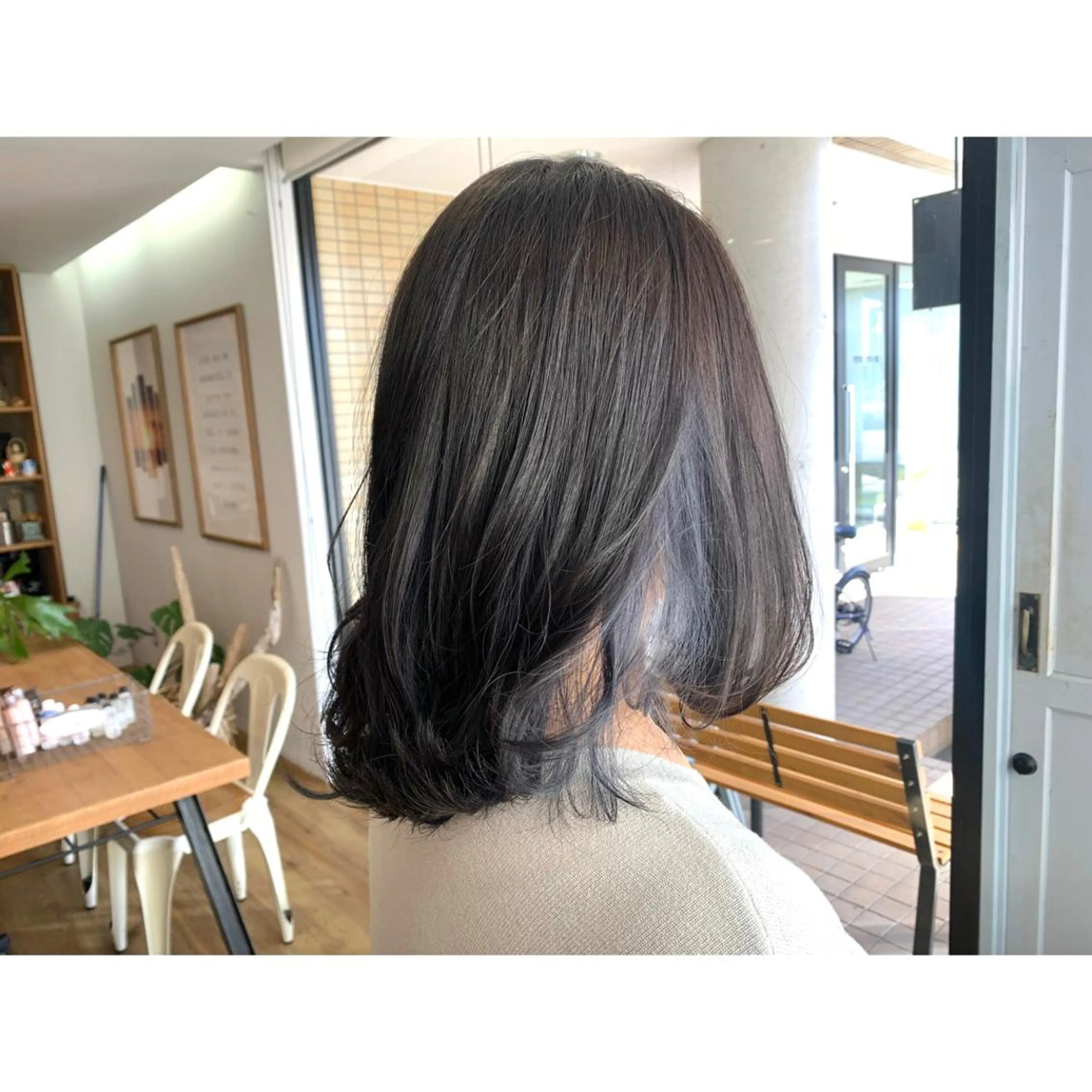 セミロング カラー ブルーカラー ブルーグレー インナーカラー ツキダテ ユイのヘアスタイル