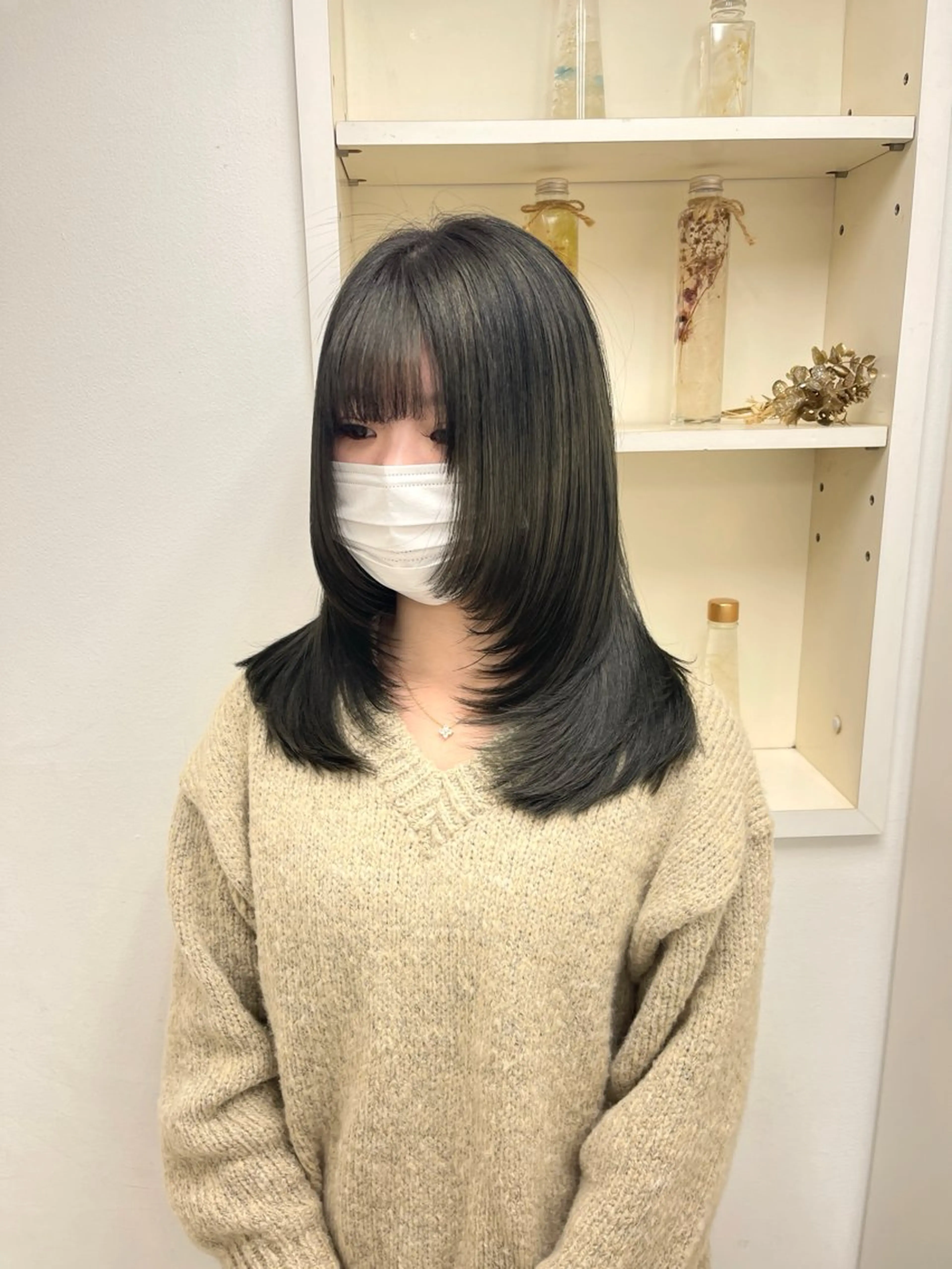 セミロング カラー オリーブカラー 顔周りカット ハイレイヤー レイヤーカット カット ヘアカラー 藤原 亜美🤍のヘアスタイル