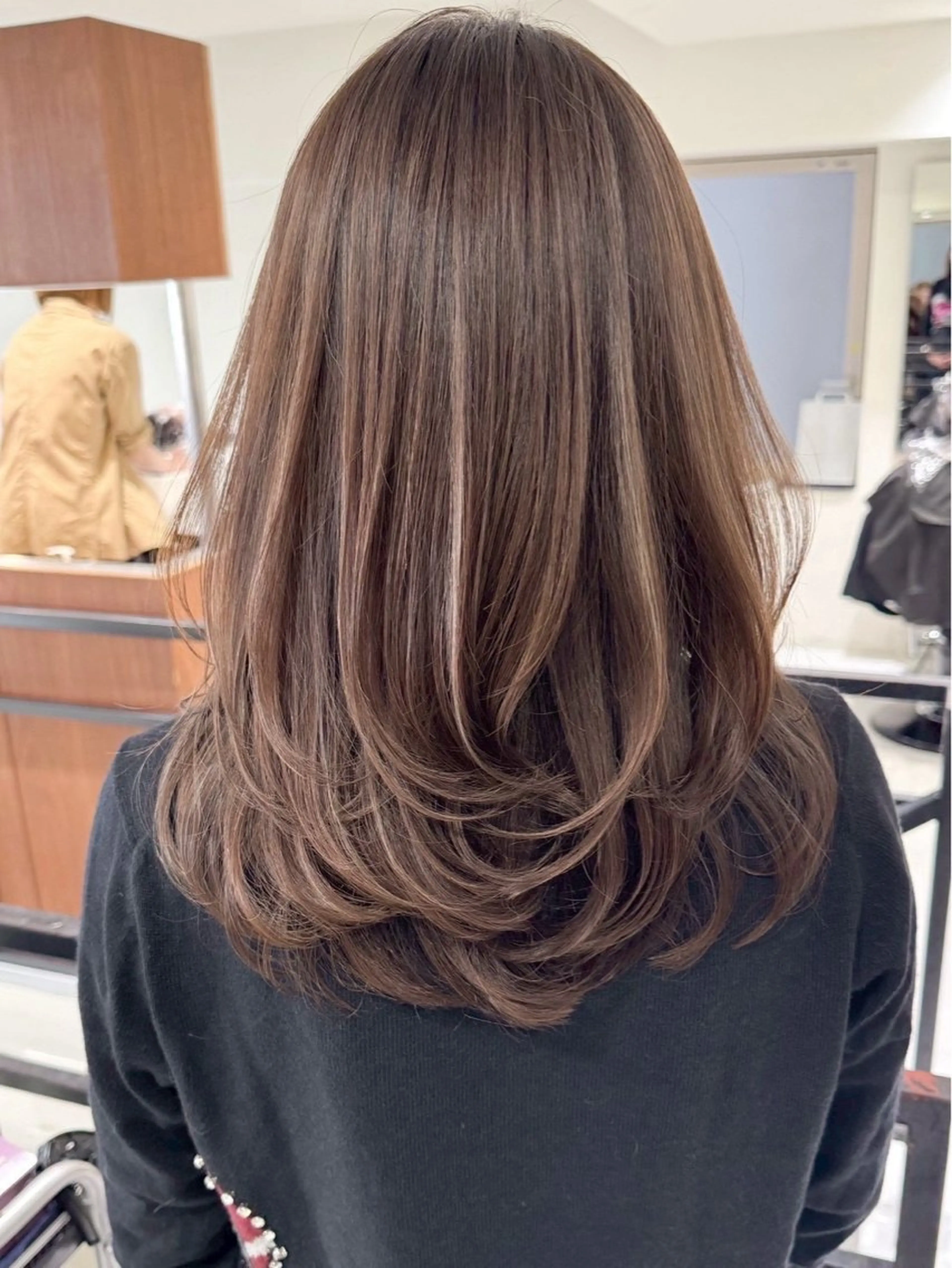 セミロング ハイライト レイヤーカット カット ヘアカラー 市毛 結菜のヘアスタイル