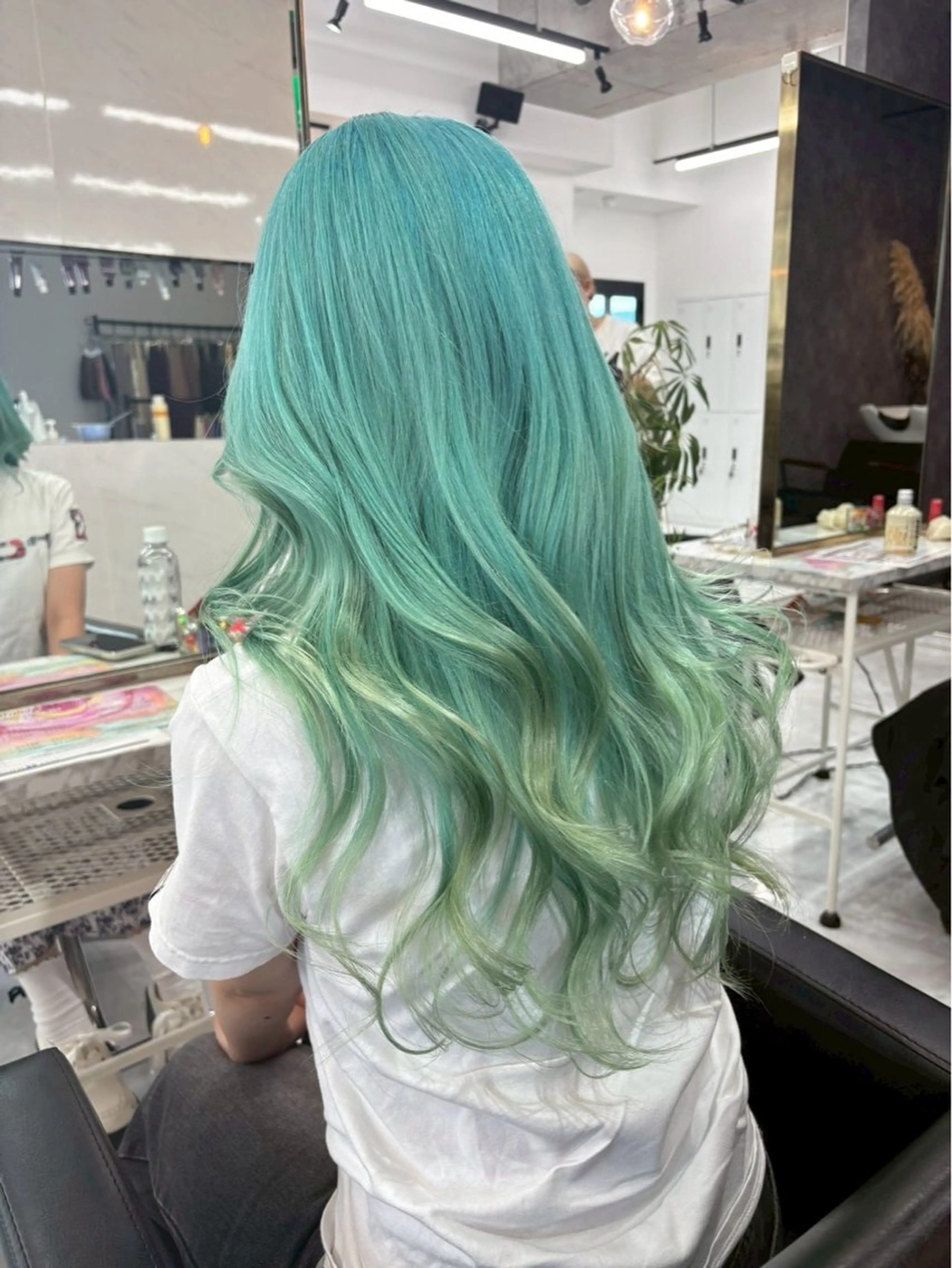 カラー フジマ ハルナのヘアスタイル