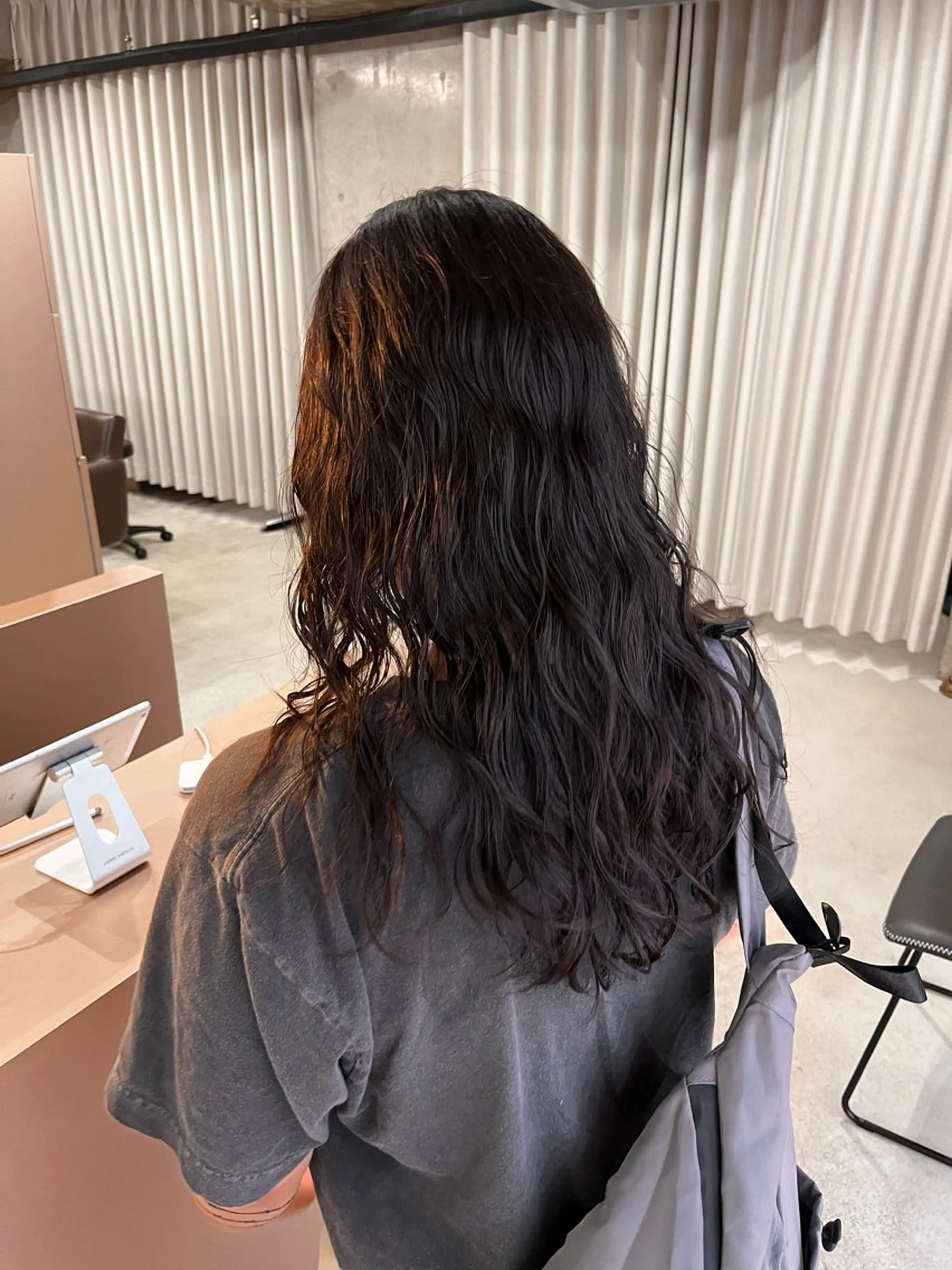 ロング パーマ ロング スパイラルパーマ 曲がる縮毛矯正 センターパートのヘアスタイル