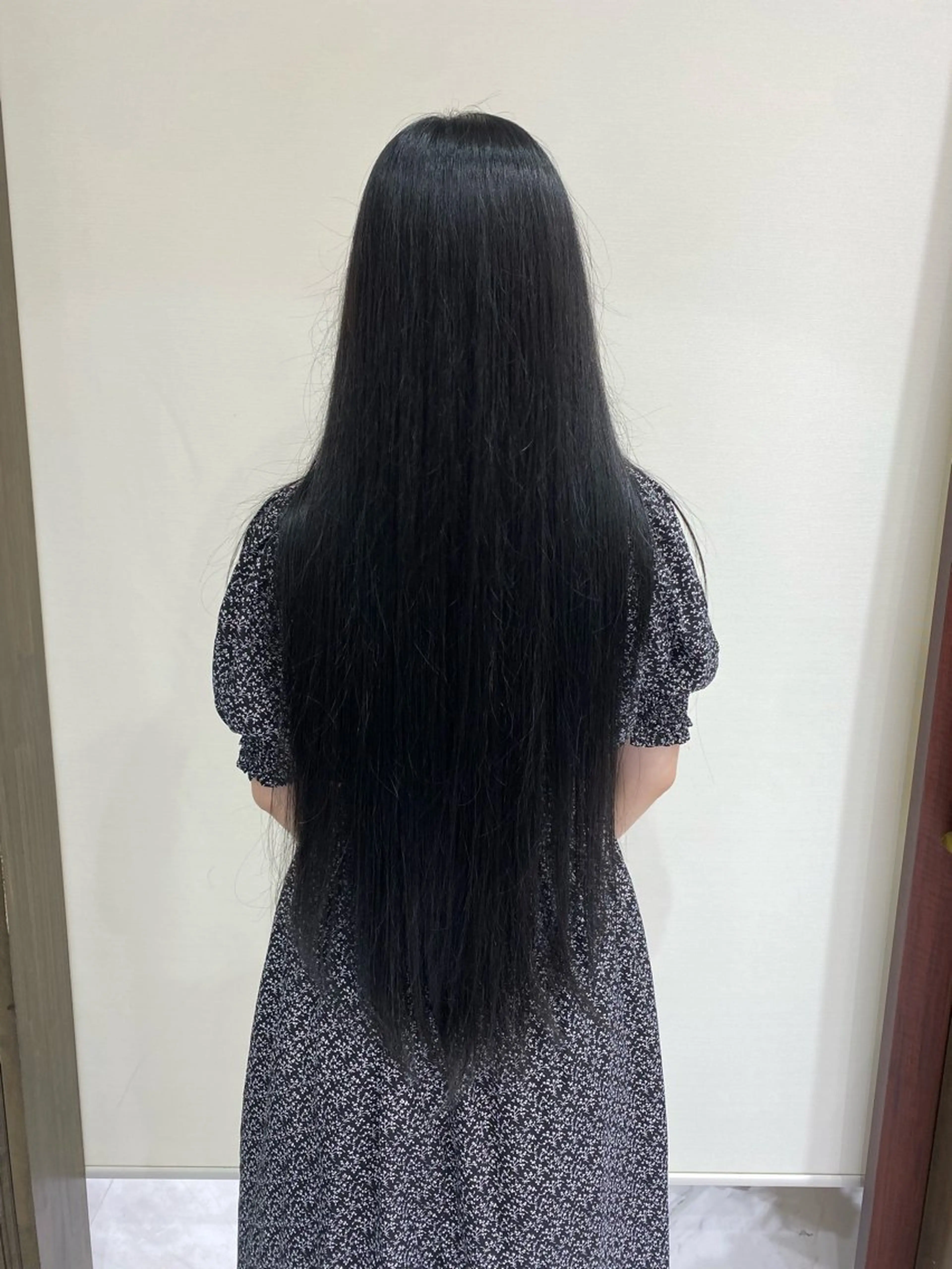 ロング カラー 黒髪 ブルーカラー ブルーブラック 佐藤 優衣のヘアスタイル