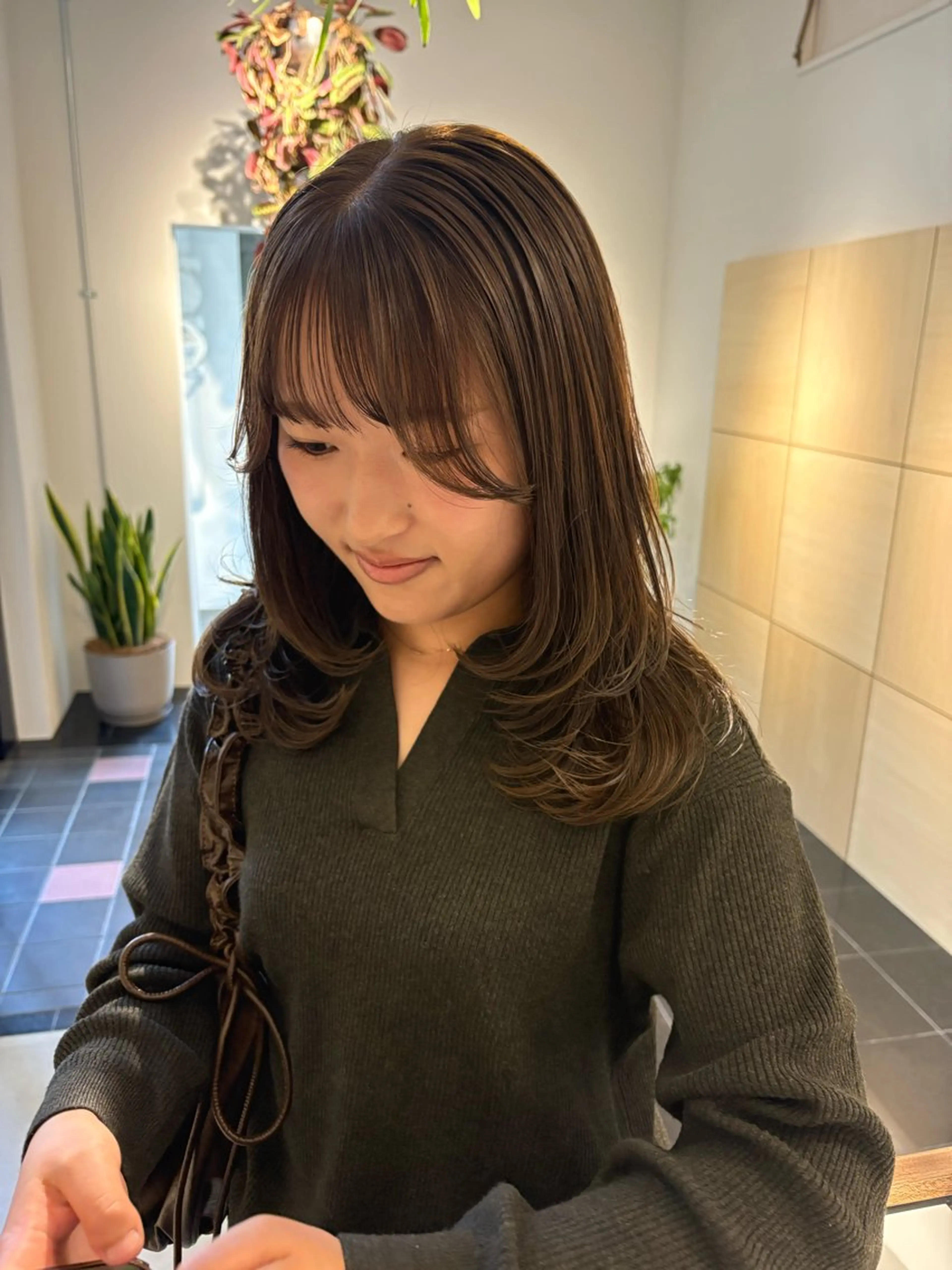 セミロング 髪質改善 カット ヘアカラー トリートメント Yui⭐️ 透け感カラーのヘアスタイル
