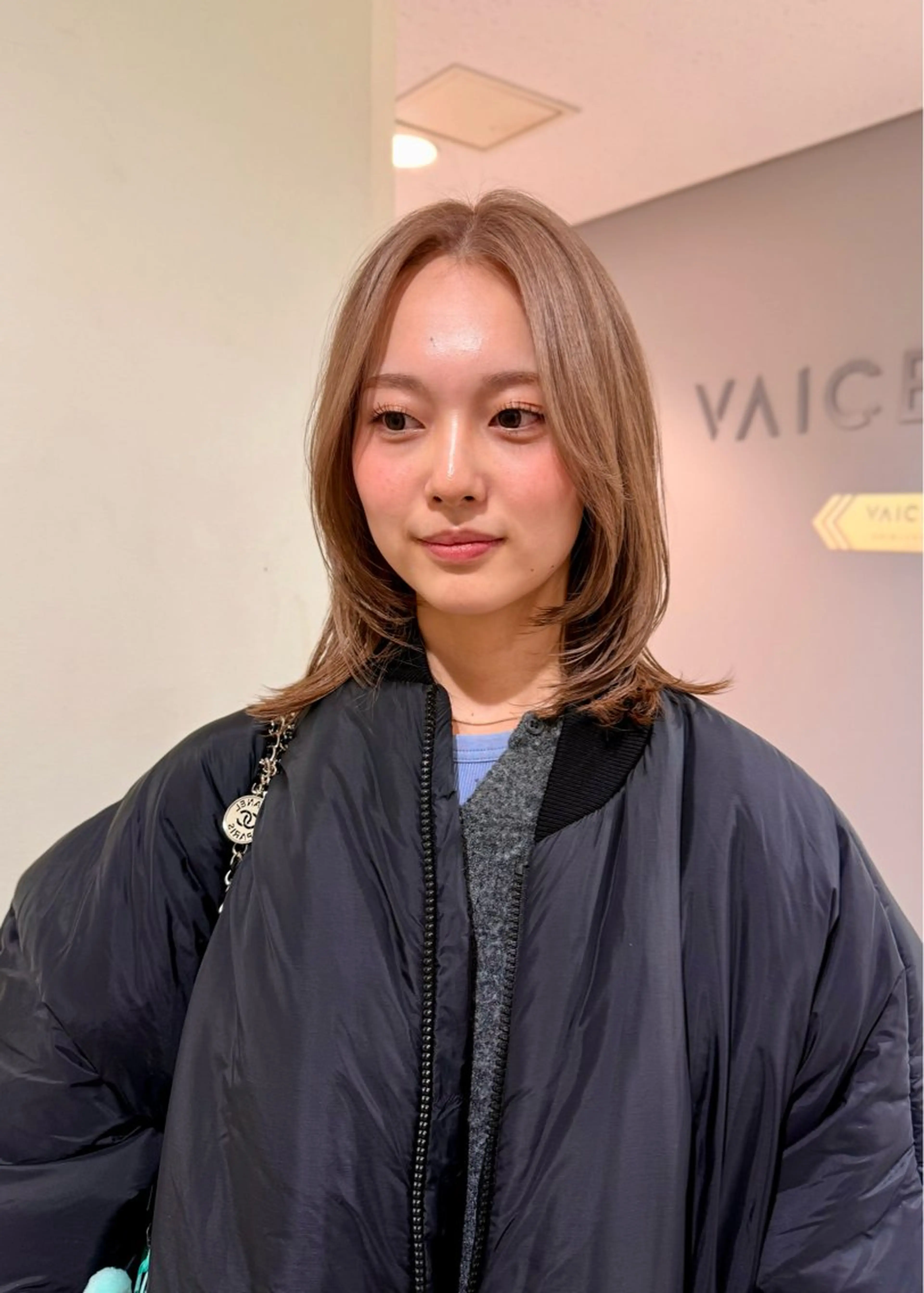 ミディアム カラー ベージュカラー ブリーチ ミルクティーベージュ ハイトーンレイヤー 顔まわりSOTAのヘアスタイル
