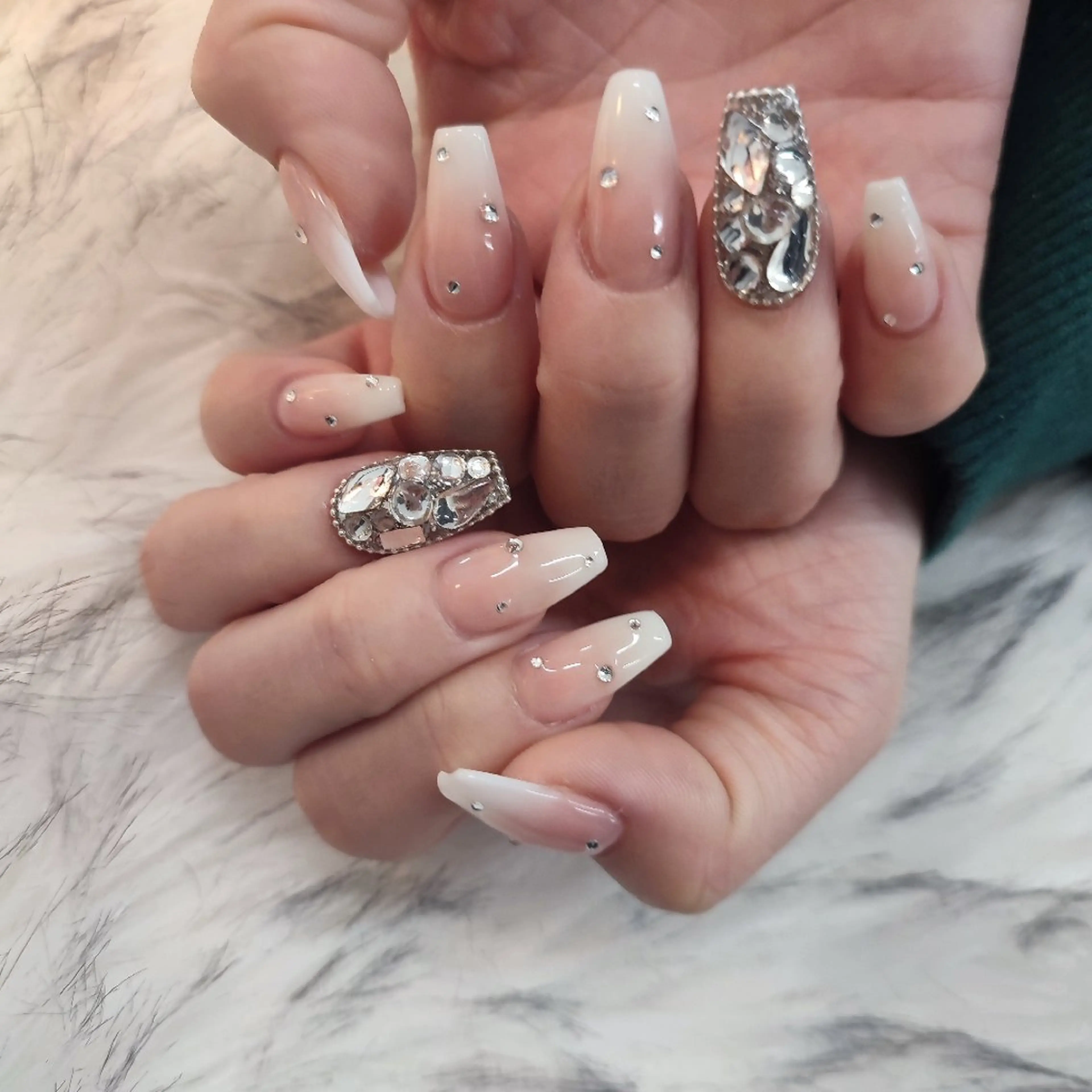 ネイル ハンドネイル RUNWAY 　　の眉毛・アイブロウイメージ