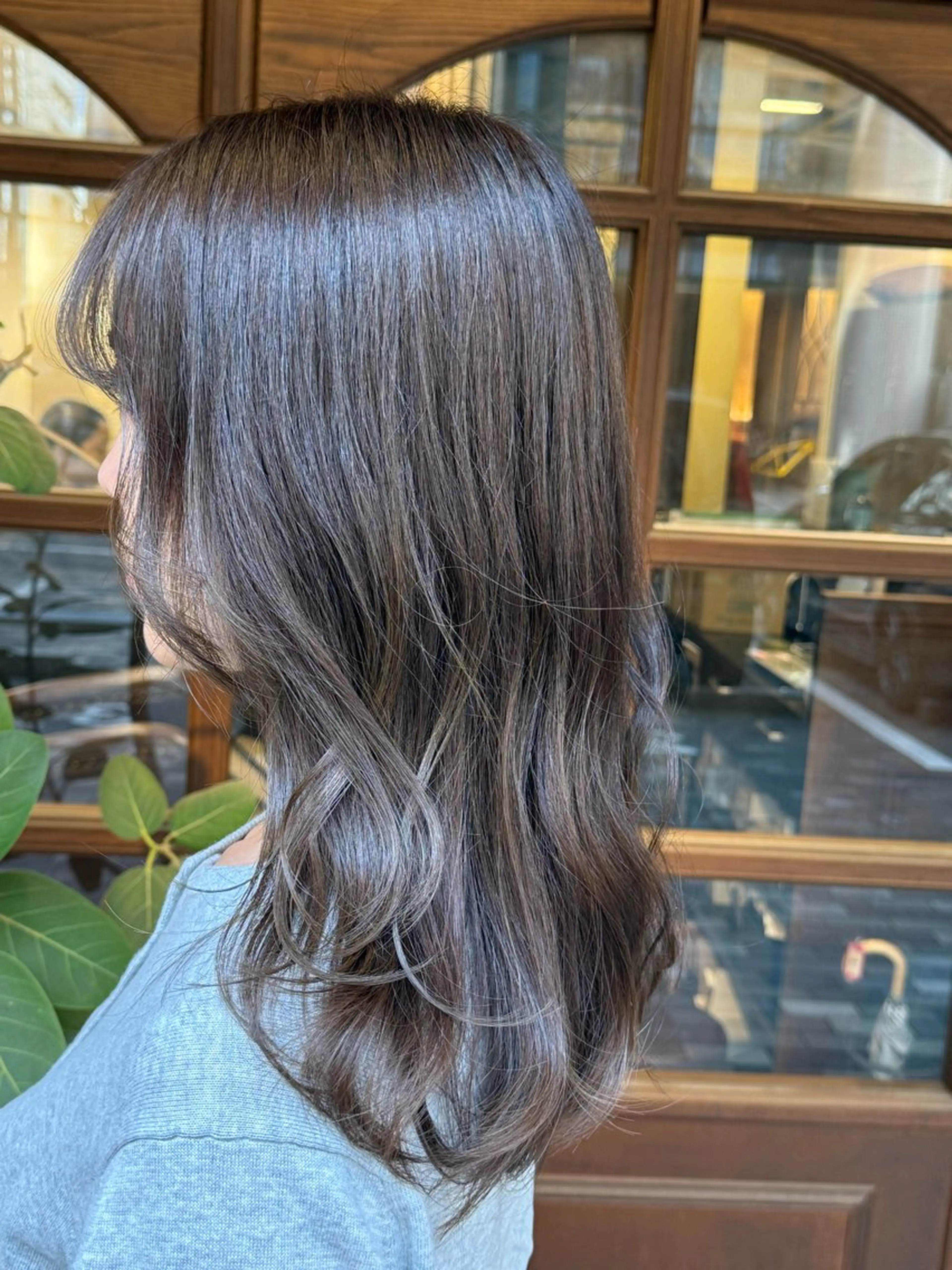 ミディアム カラー オリーブカラー 顔周りカット 髪質改善/艶カラーのヘアスタイル
