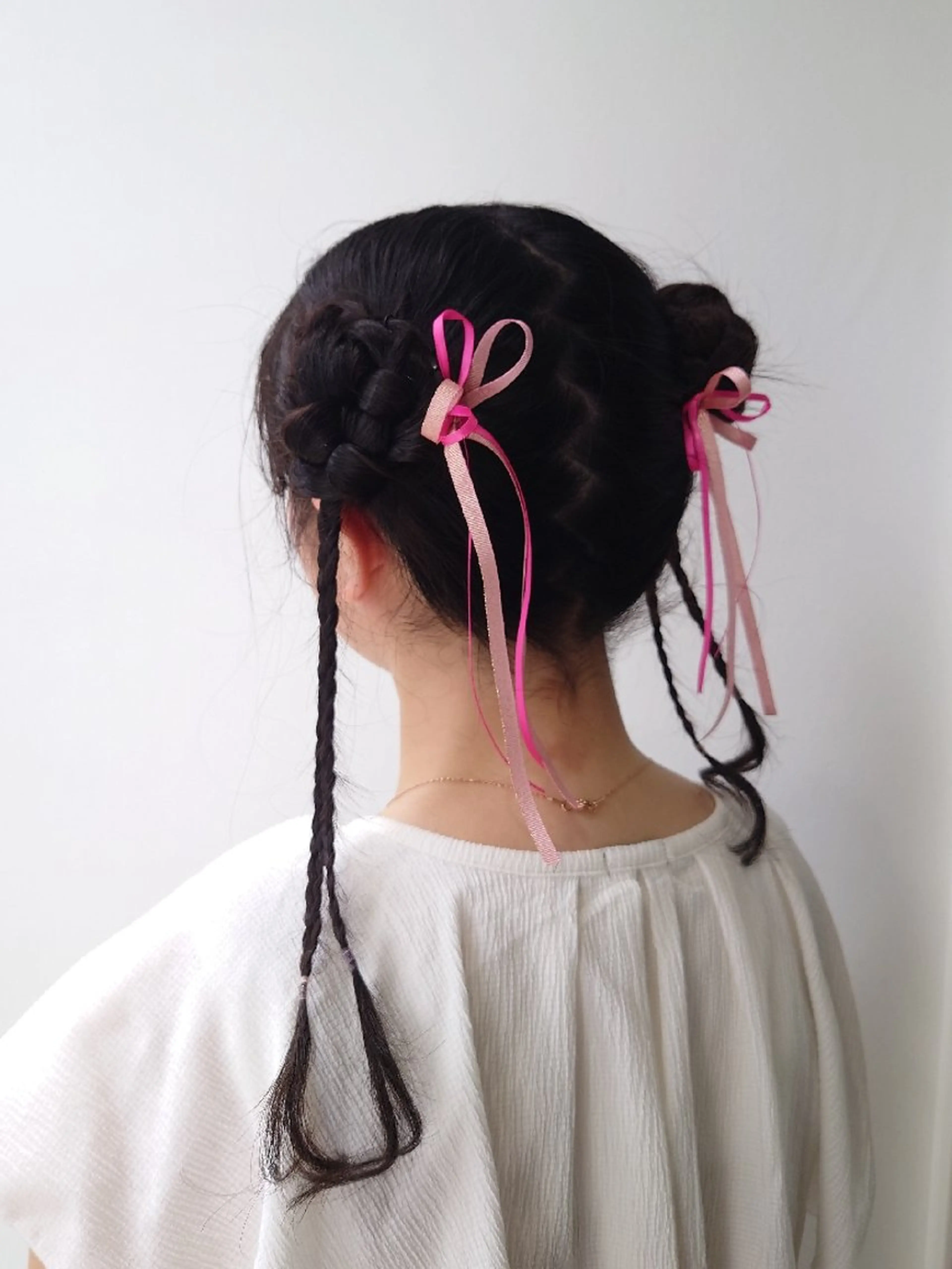 ロング ヘアアレンジ カラー 編みこみ お団子ヘア ツインテール 三つ編み 簡単アレンジ ヘアセット かわい ゆうな 髪質改善/縮毛矯正のヘアスタイル