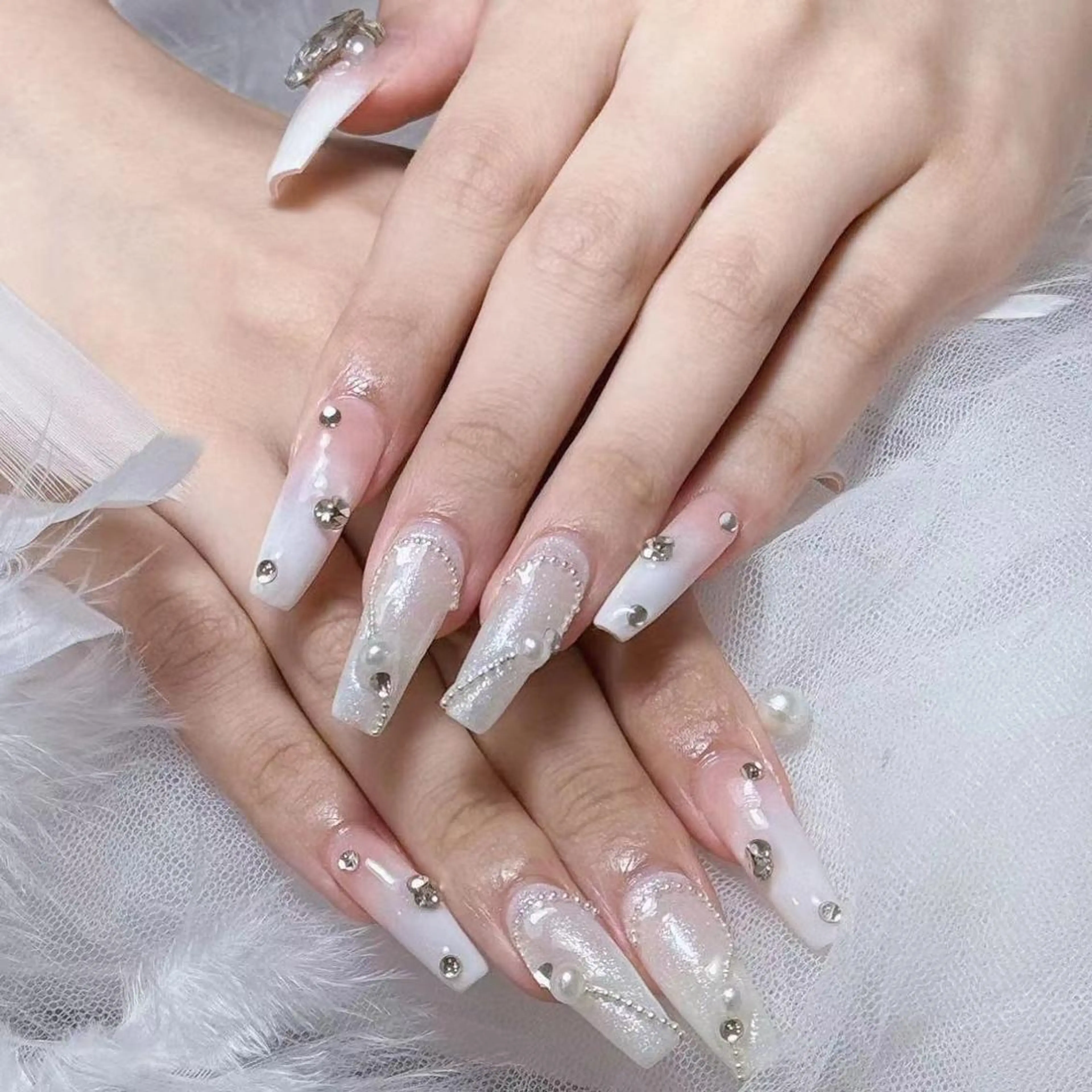 ネイル アートネイル オーロラネイル ガーリー キラキラネイル マグネットネイル Leah 💅のネイルデザイン