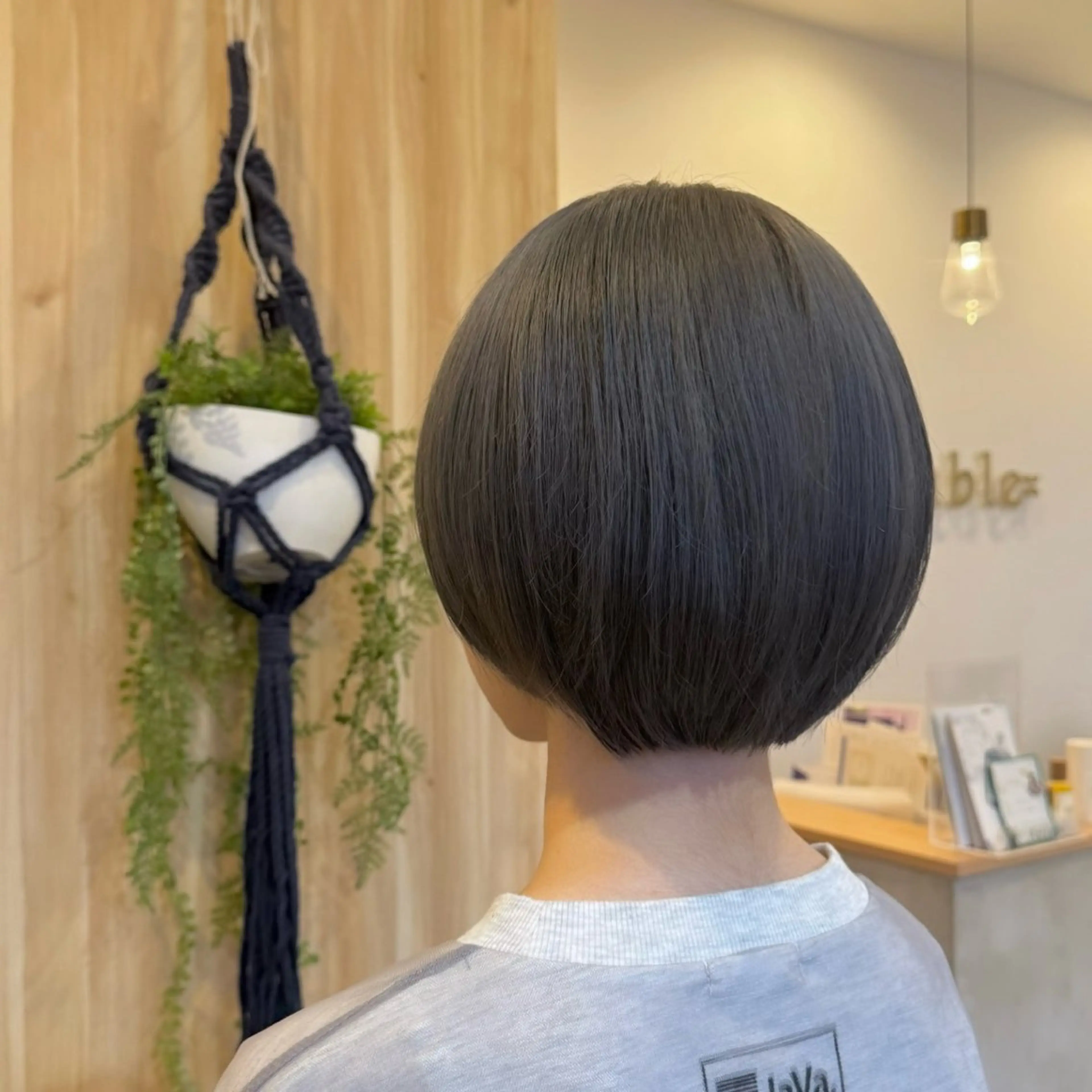 ショート アッシュ アッシュグレー ヘアカラー adorable 長谷川実夢のヘアスタイル