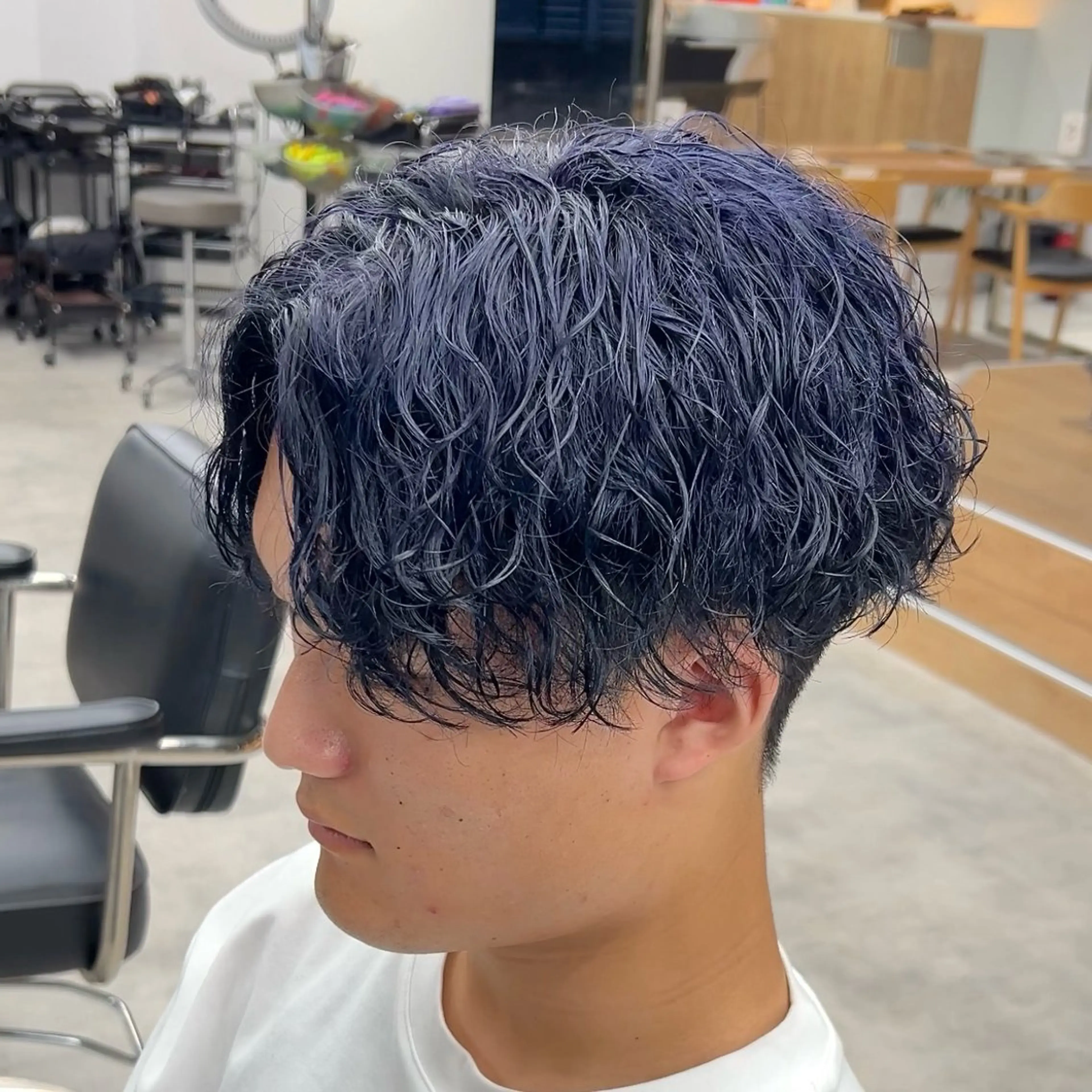 ショート カラー パーマ メンズ メンズブリーチ メンズパーマ ツイストスパイラルパーマ ブリーチ ネイビーカラー メンズパーマ/ 新潟駅/佐藤裕のヘアスタイル