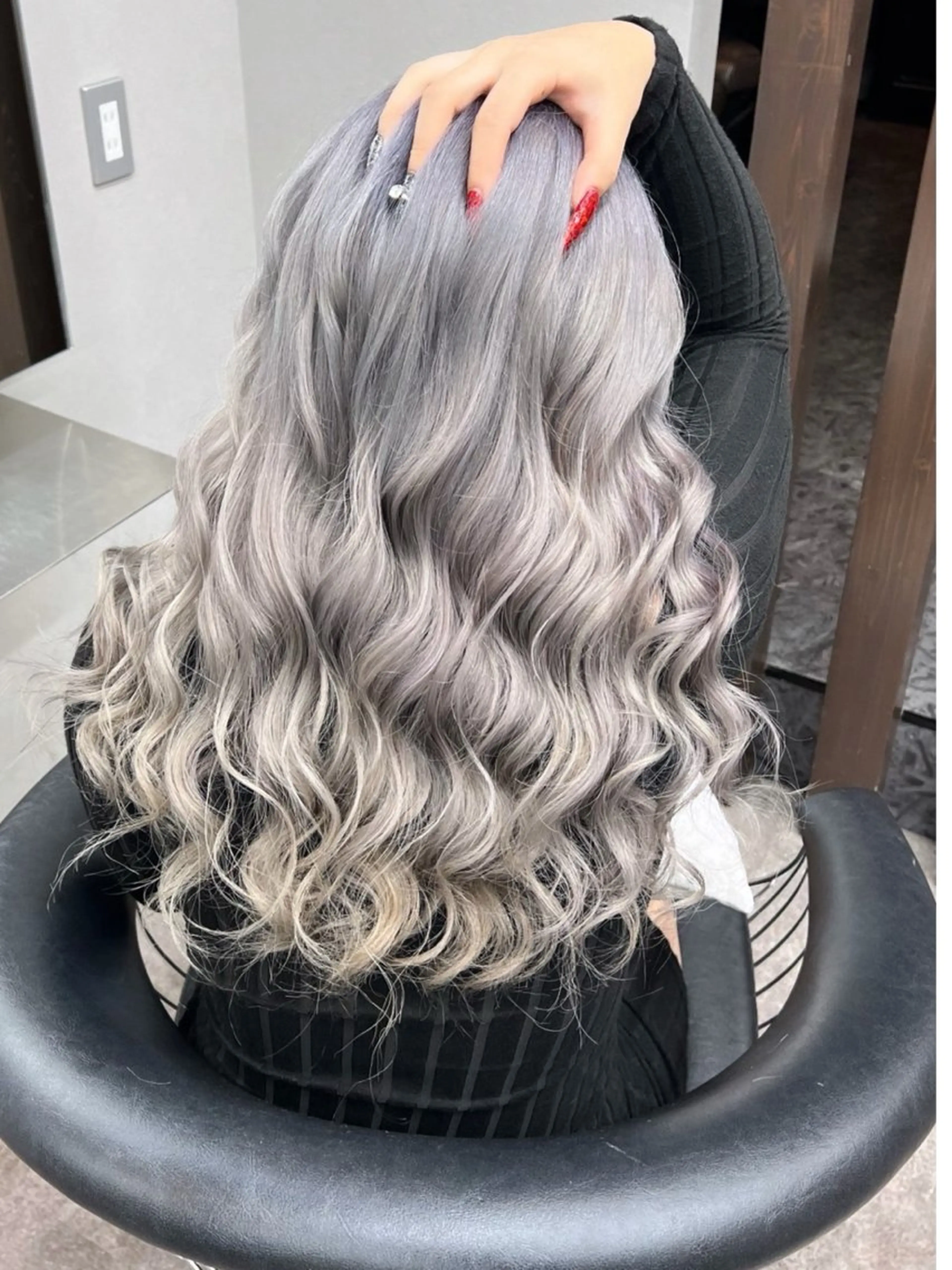 ロング ヘアカラー かのブリーチカラー 🎧⛓️🩶のヘアスタイル