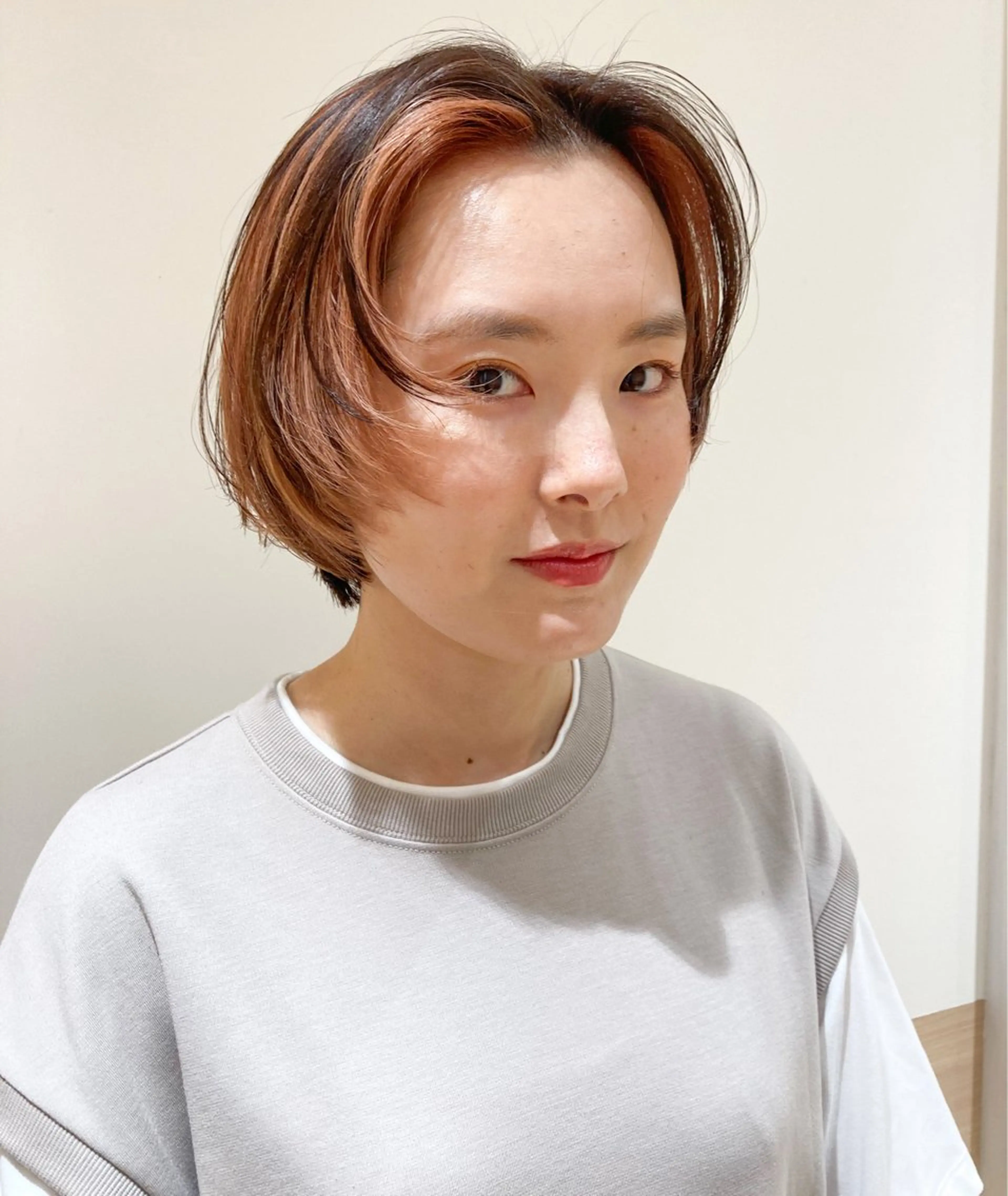 ショート カラー インナーカラー オレンジ 顔まわりレイヤー レイヤーカット 大阪ヴィーガンサロン KANAKOのヘアスタイル