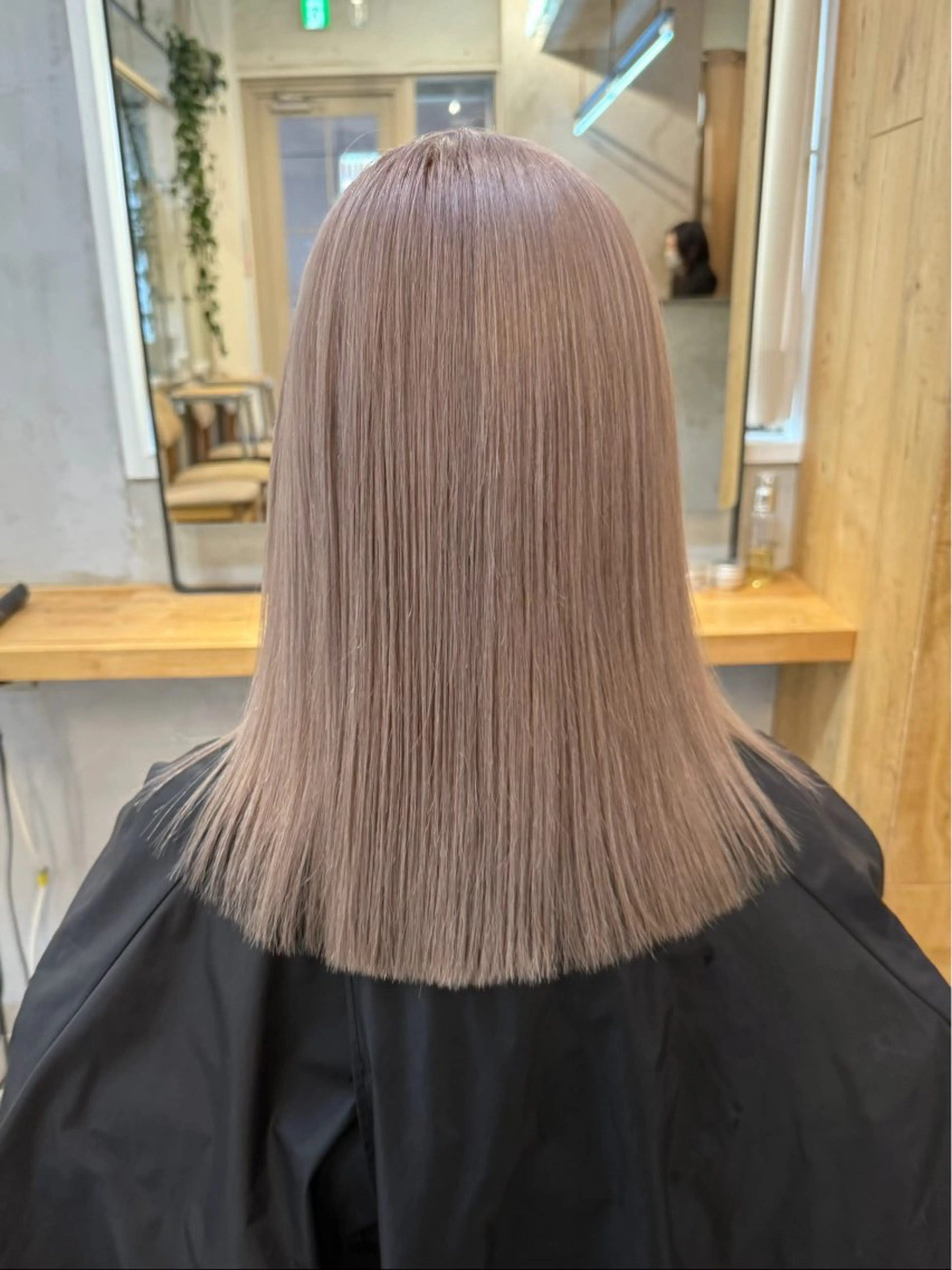 ミディアム カラー ミルクティー× グレージュMOMOのヘアスタイル