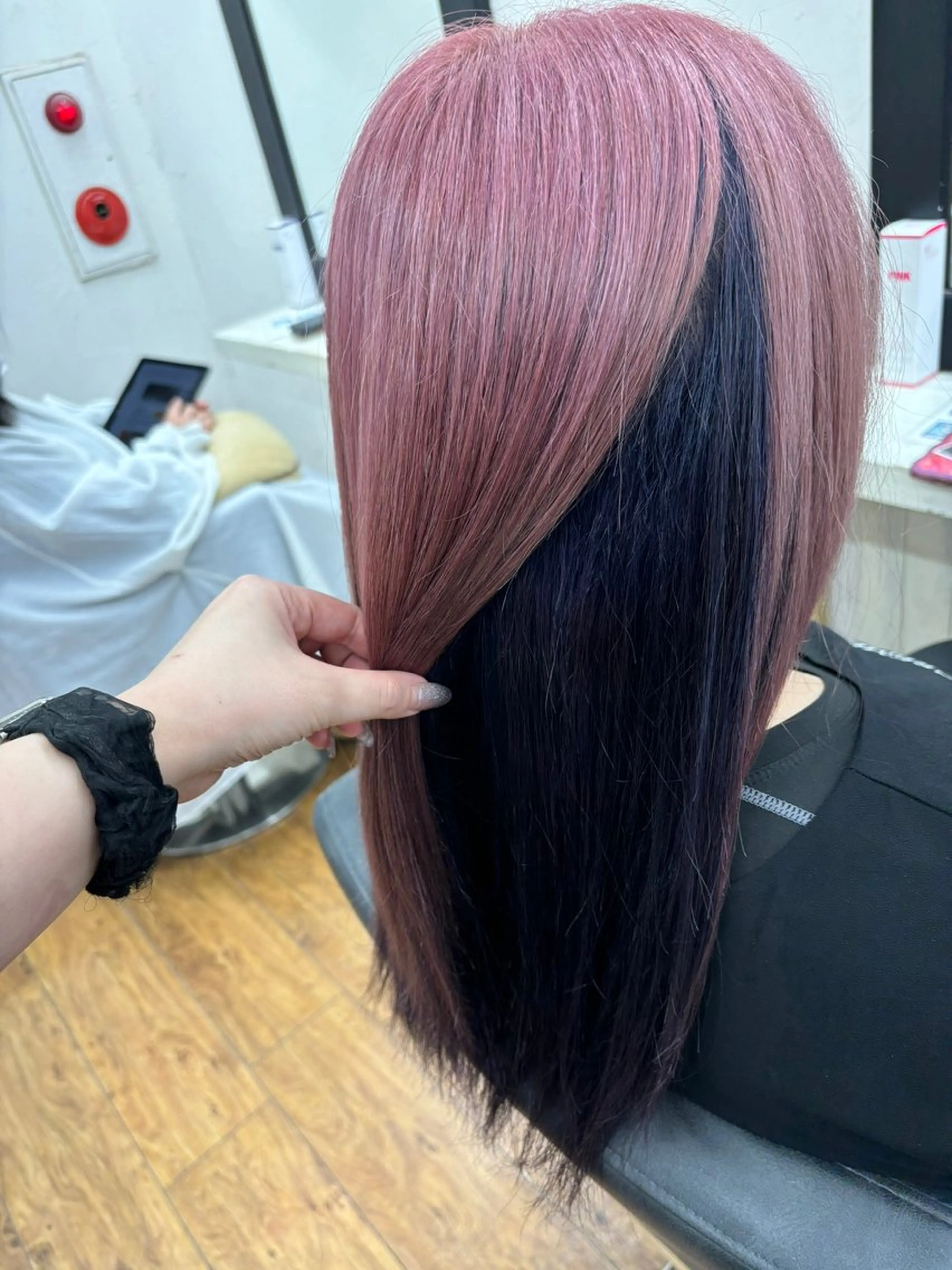 カラー ブリーチ ピンクカラー ヘアカラー 香野 優子のヘアスタイル