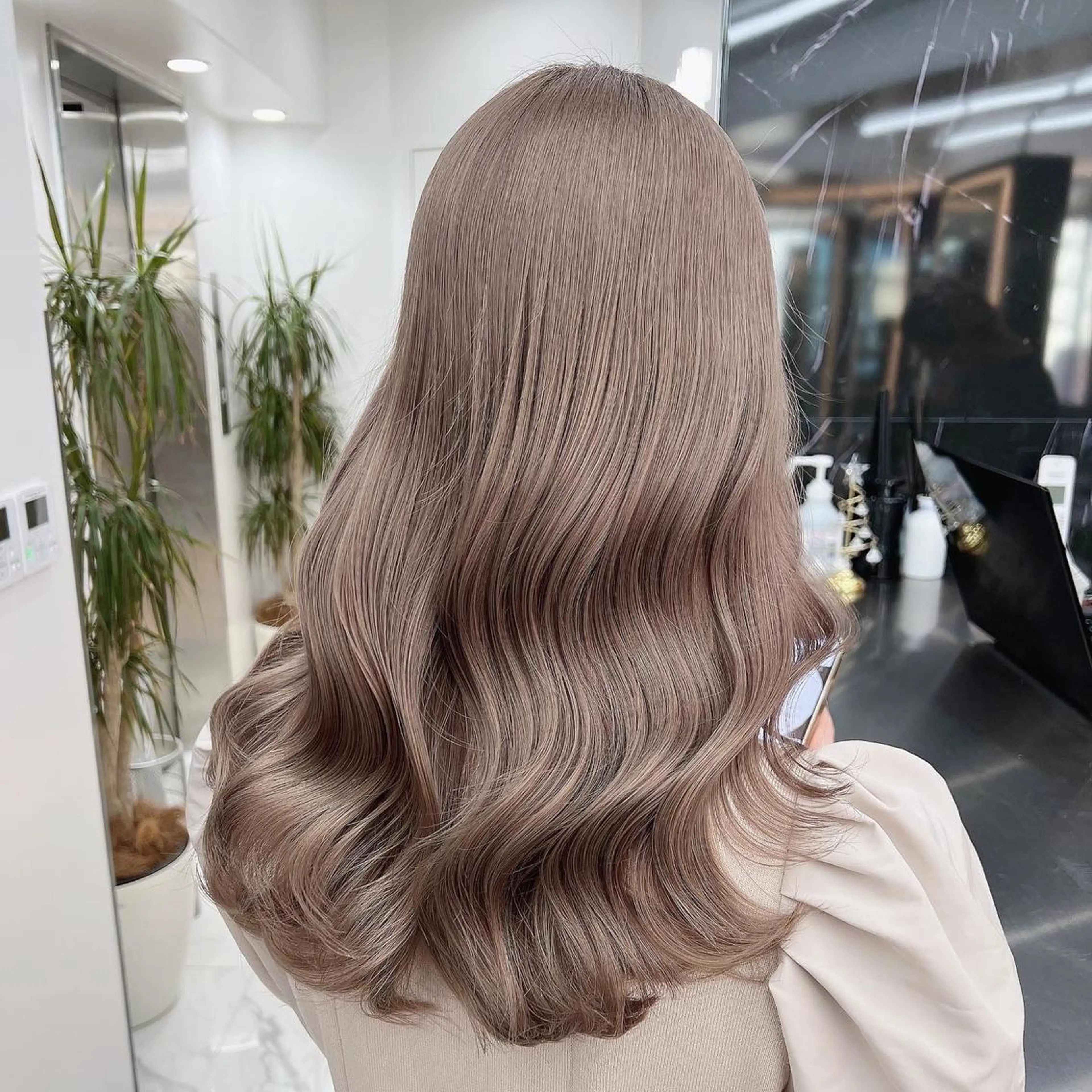 🌸10月限定㊙️価格🌸ダメージ最小✨艶髪透明感カラー(全体染め)➕トリートメント💙コテ巻き仕上げ🌟の写真