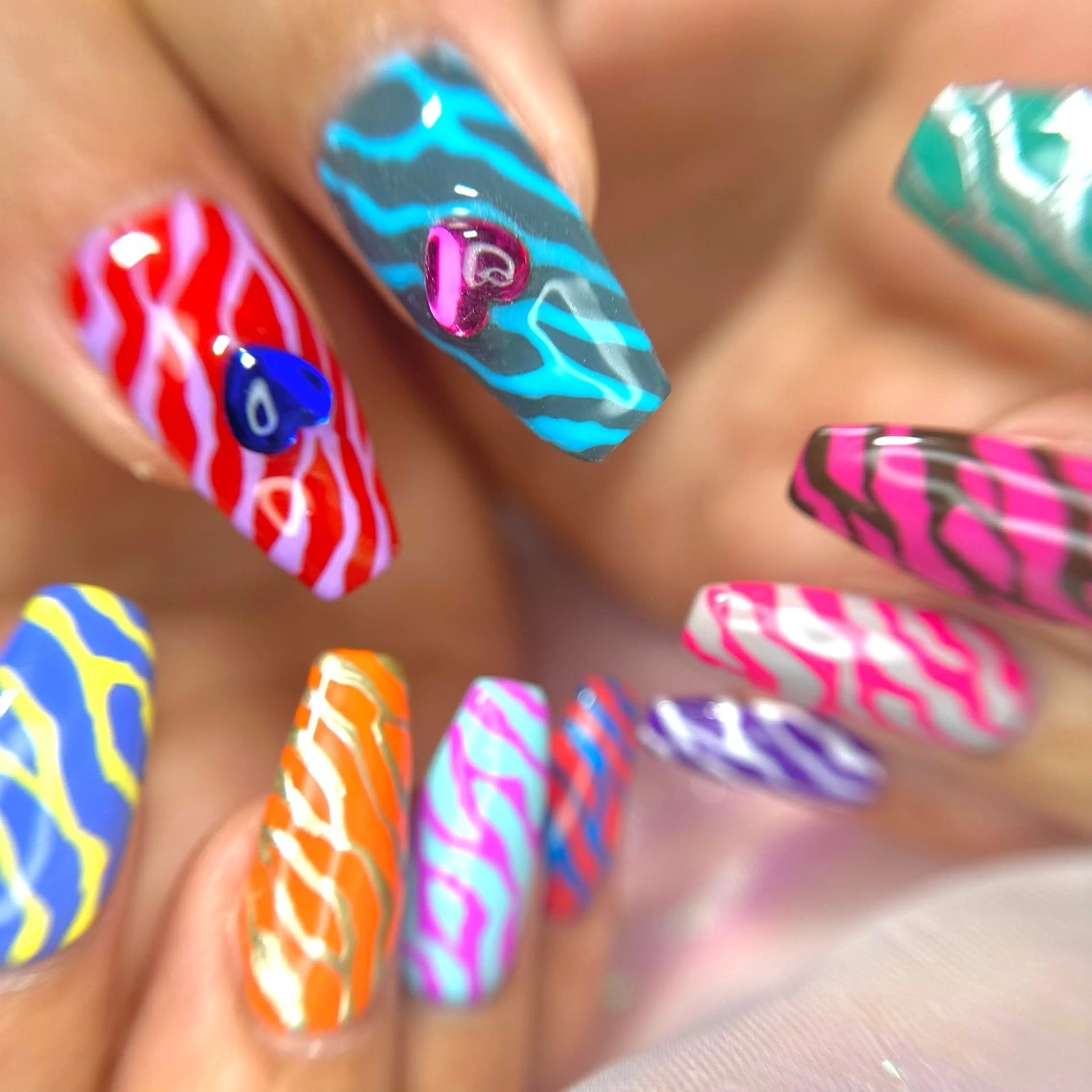 ネイル ハンドネイル 【OKIKA】 らん🦖🌈🧡のマツエク・マツパデザイン